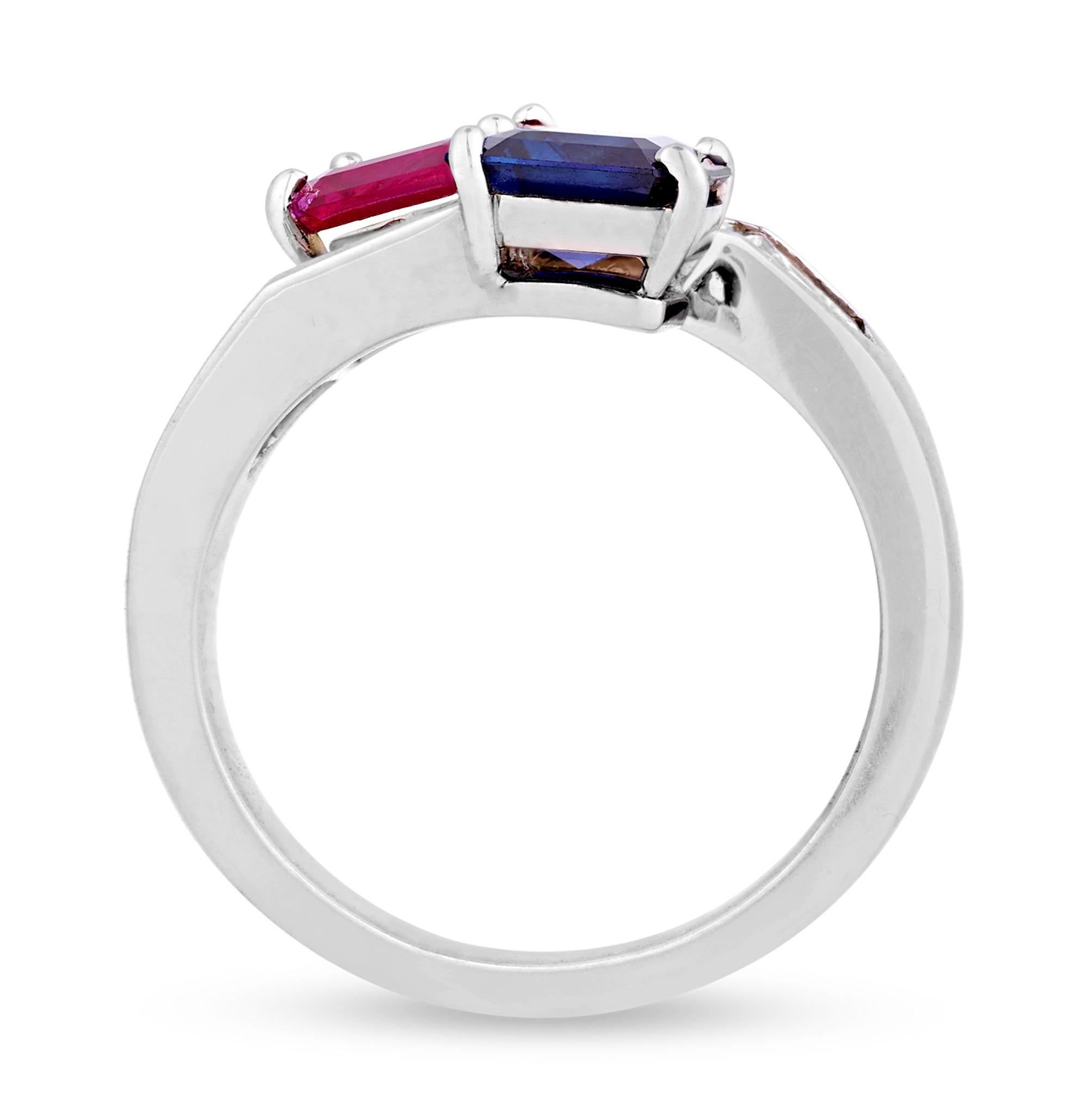 Questo splendido anello bypass presenta uno zaffiro blu di Ceylon di 1,45 carati e un rubino rosso del Vietnam di 1,35 carati. Entrambe queste magnifiche gemme sono certificate da C. Dunaigre come prive di trattamenti termici, il che significa che i