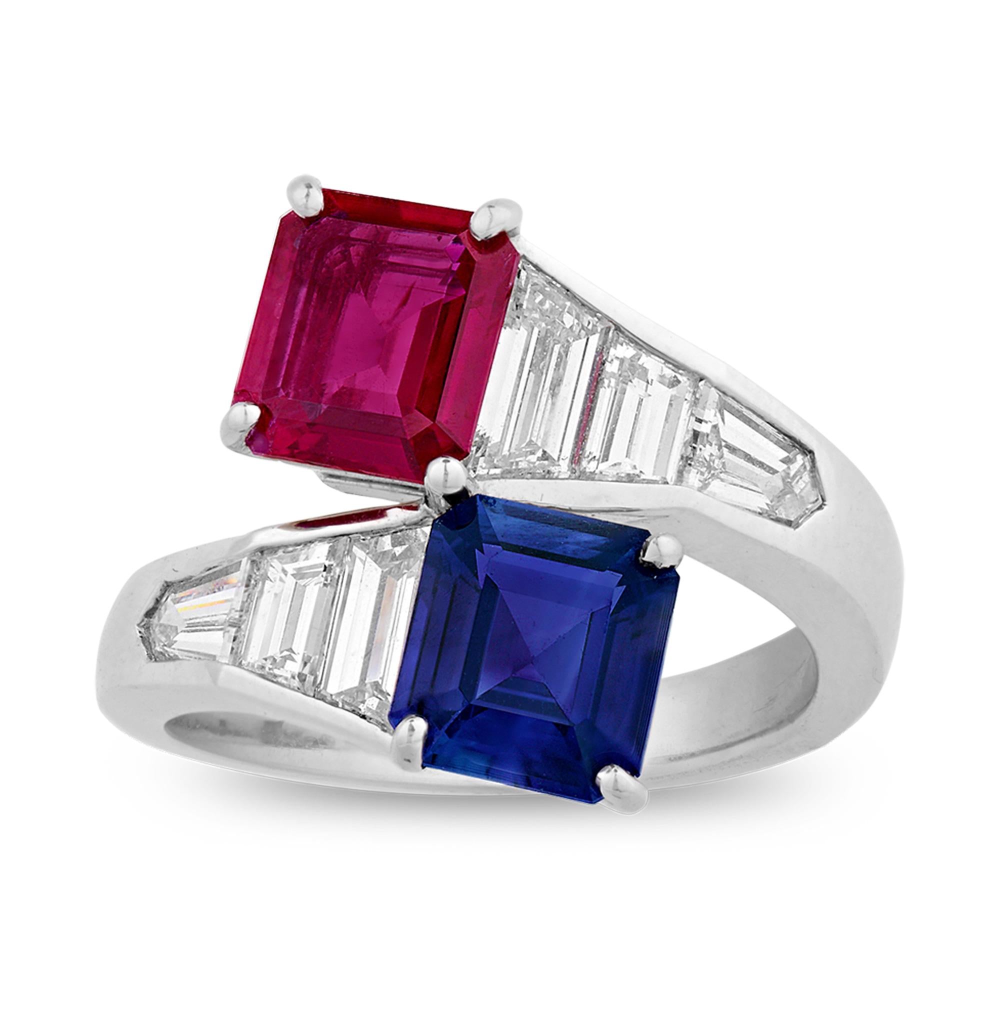 Taglio Asscher Anello Bypass con zaffiro e rubino di Ceylon in vendita