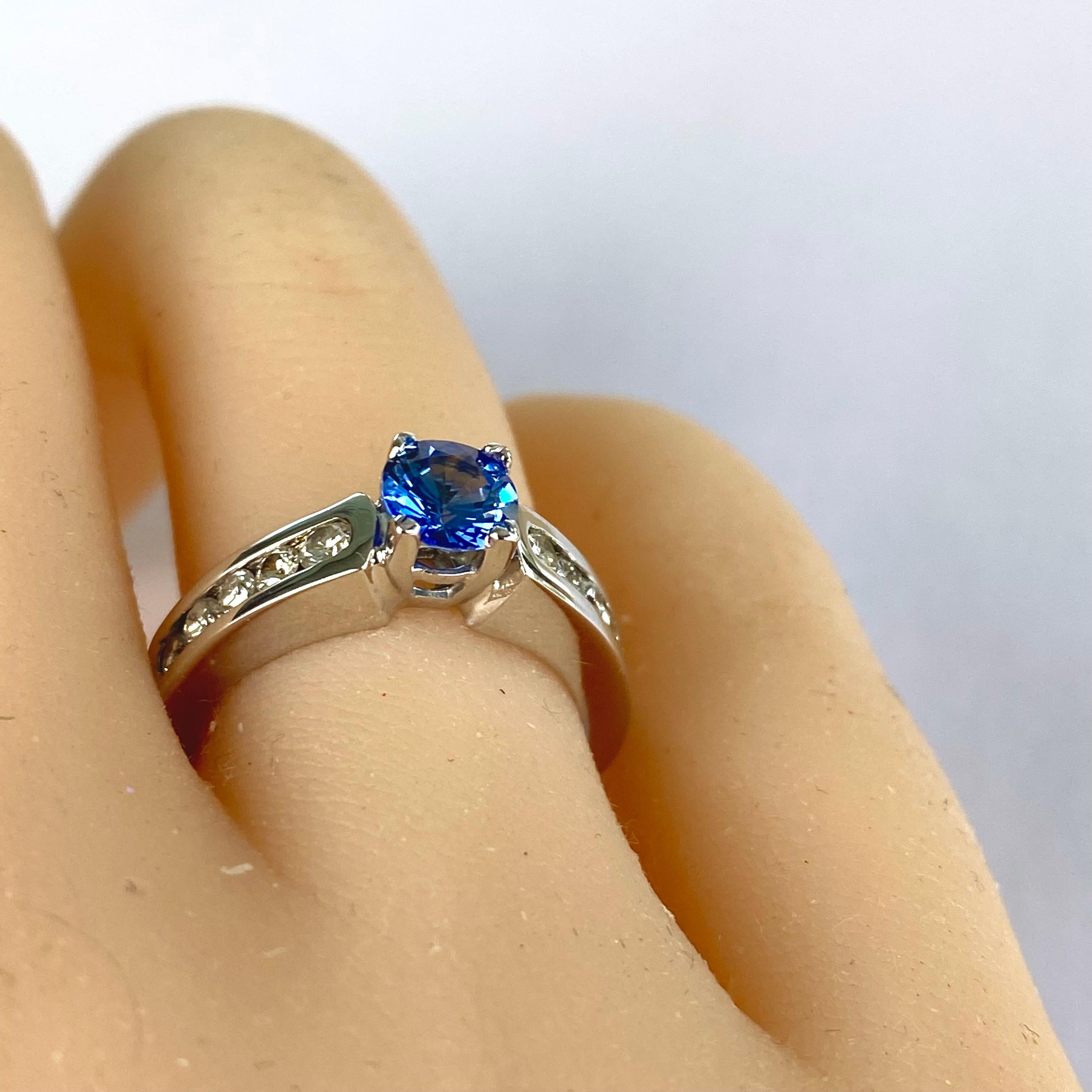 Contemporary Ceylon Sapphire Diamond 0.90 Carat 14 Karat White Gold Engagement Ring Size 5.5 For Sale