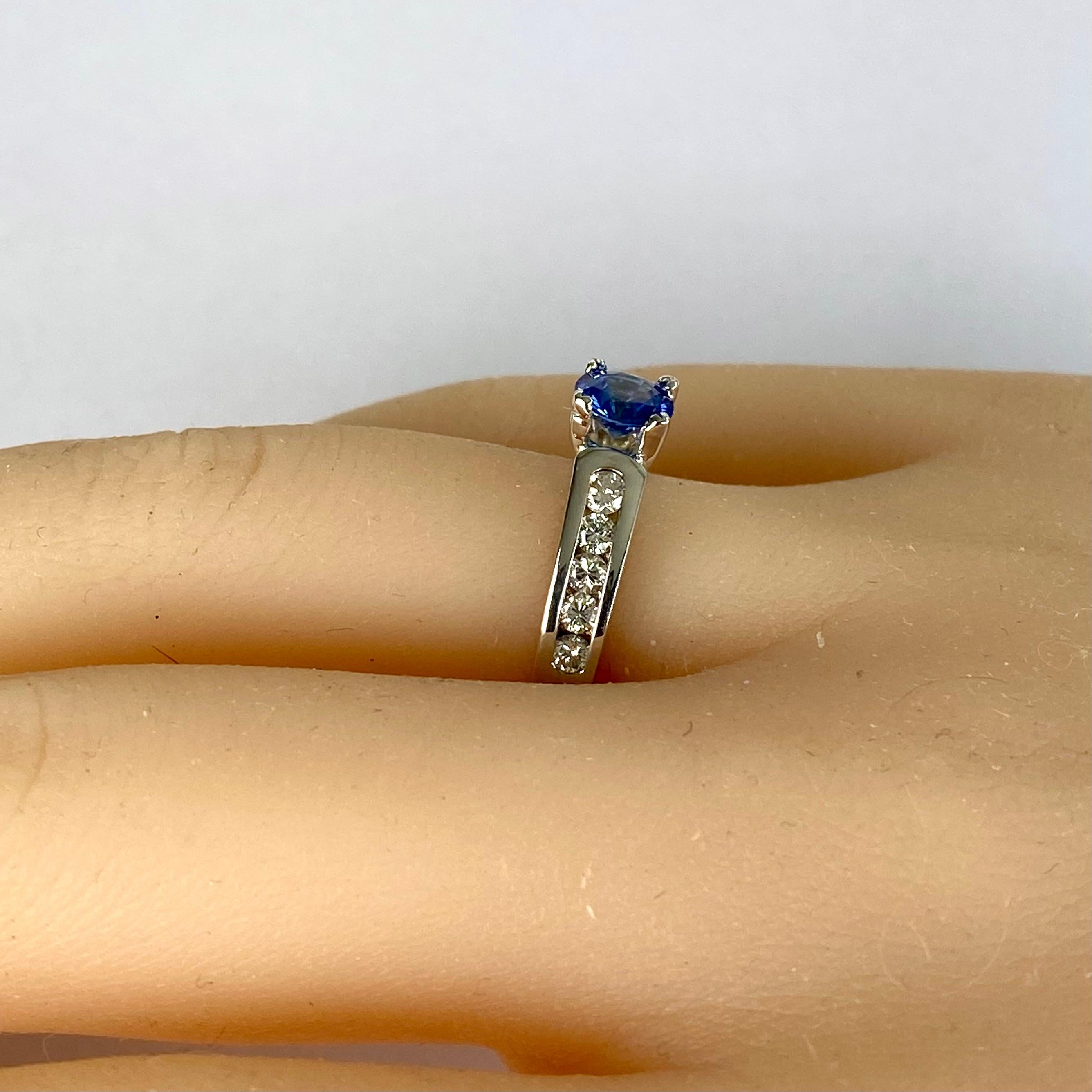 Round Cut Ceylon Sapphire Diamond 0.90 Carat 14 Karat White Gold Engagement Ring Size 5.5 For Sale