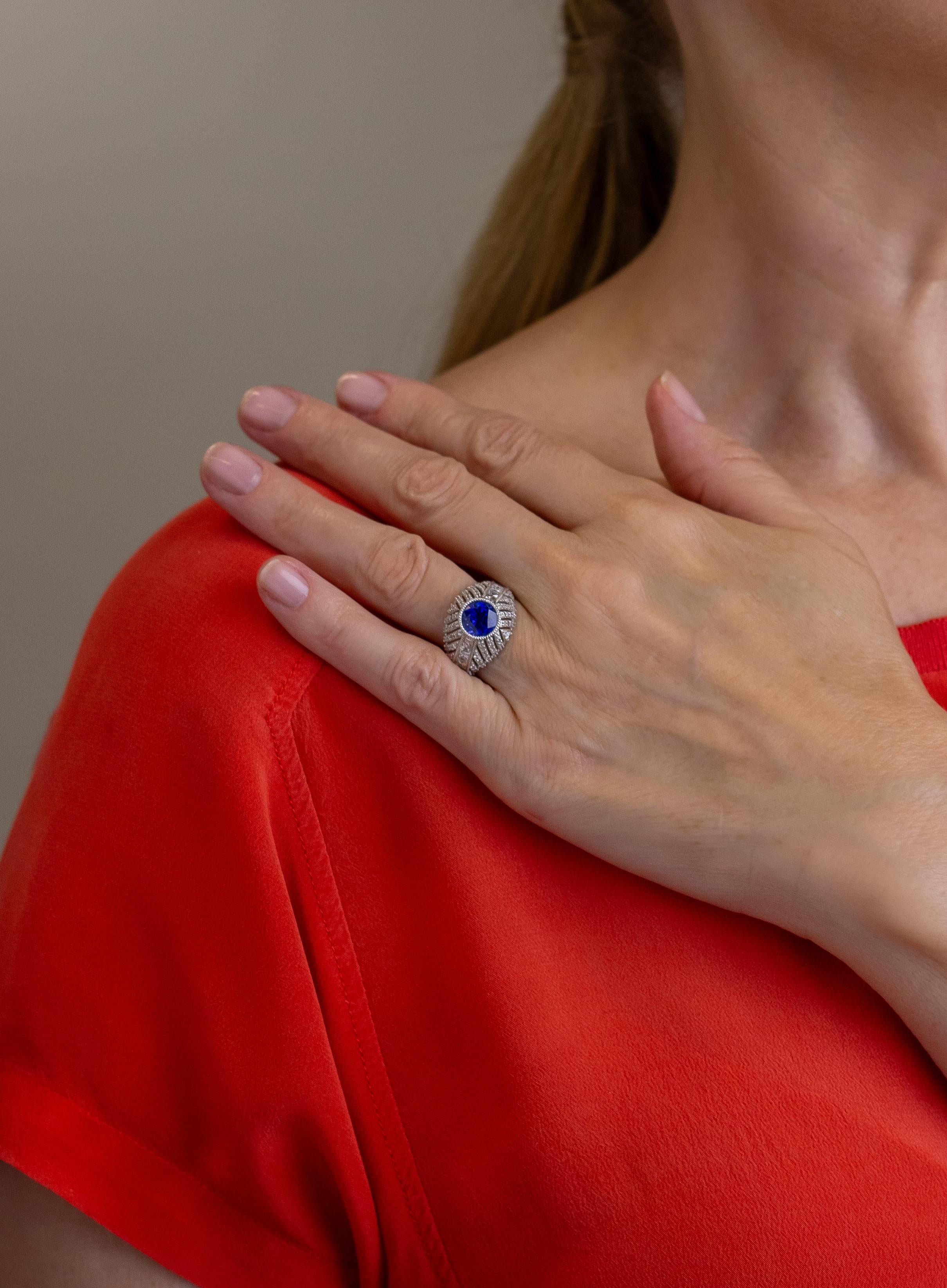 Der aus 18 Karat Weißgold gefertigte Ring ist mit Diamanten besetzt und hat als Mittelpunkt einen wunderschönen Ceylon-Saphir. Die Fassung aus Weißgold ist mit einer Mischung aus runden Diamanten im Brillantschliff, Diamanten im Prinzessschliff und