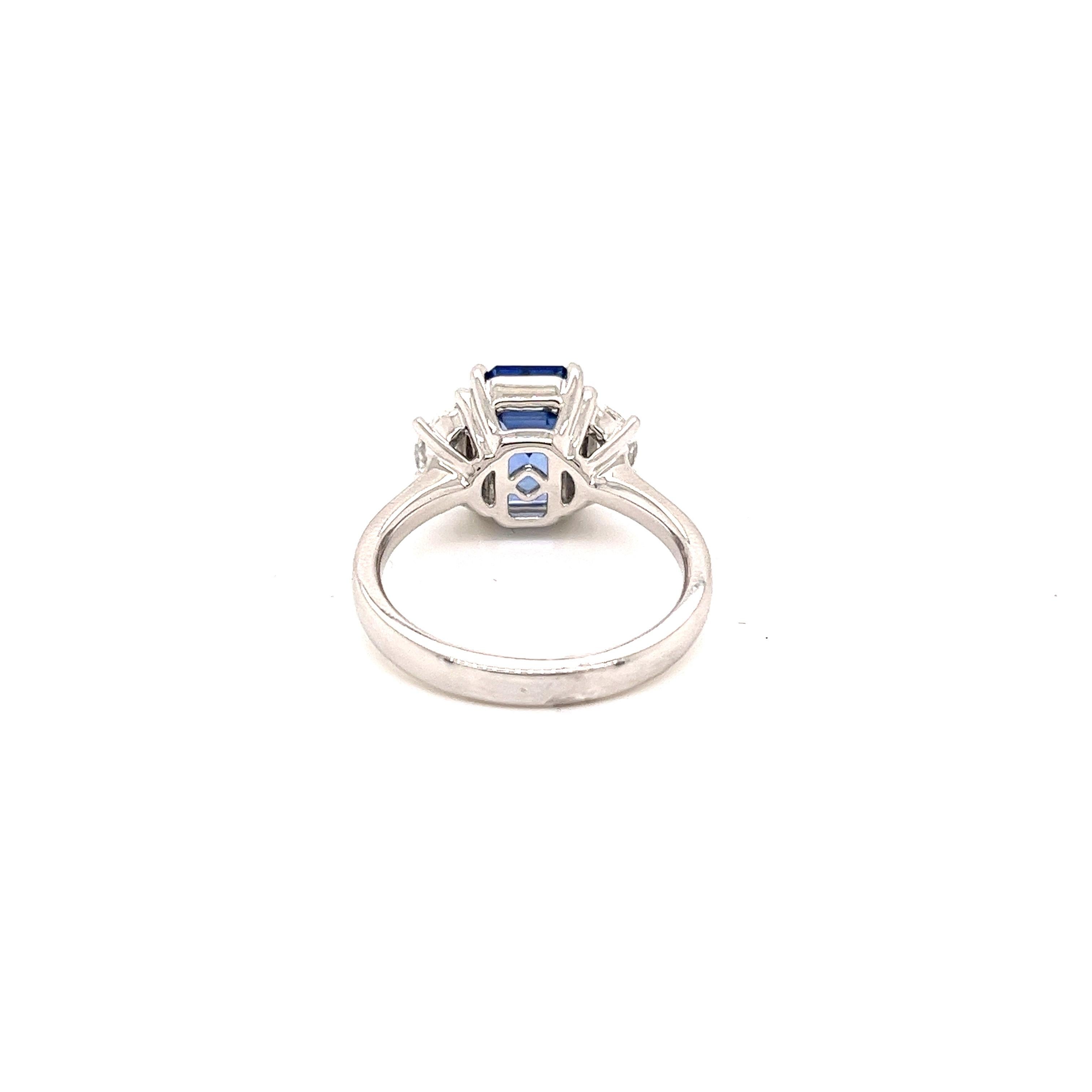 Ceylon Saphir & Diamant Ring in 18 Karat Weigold (Smaragdschliff) im Angebot