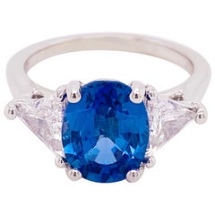 Maßgefertigter Saphir-Diamant-Ring, Platin, blauer Saphir, dreisteiniger Ring