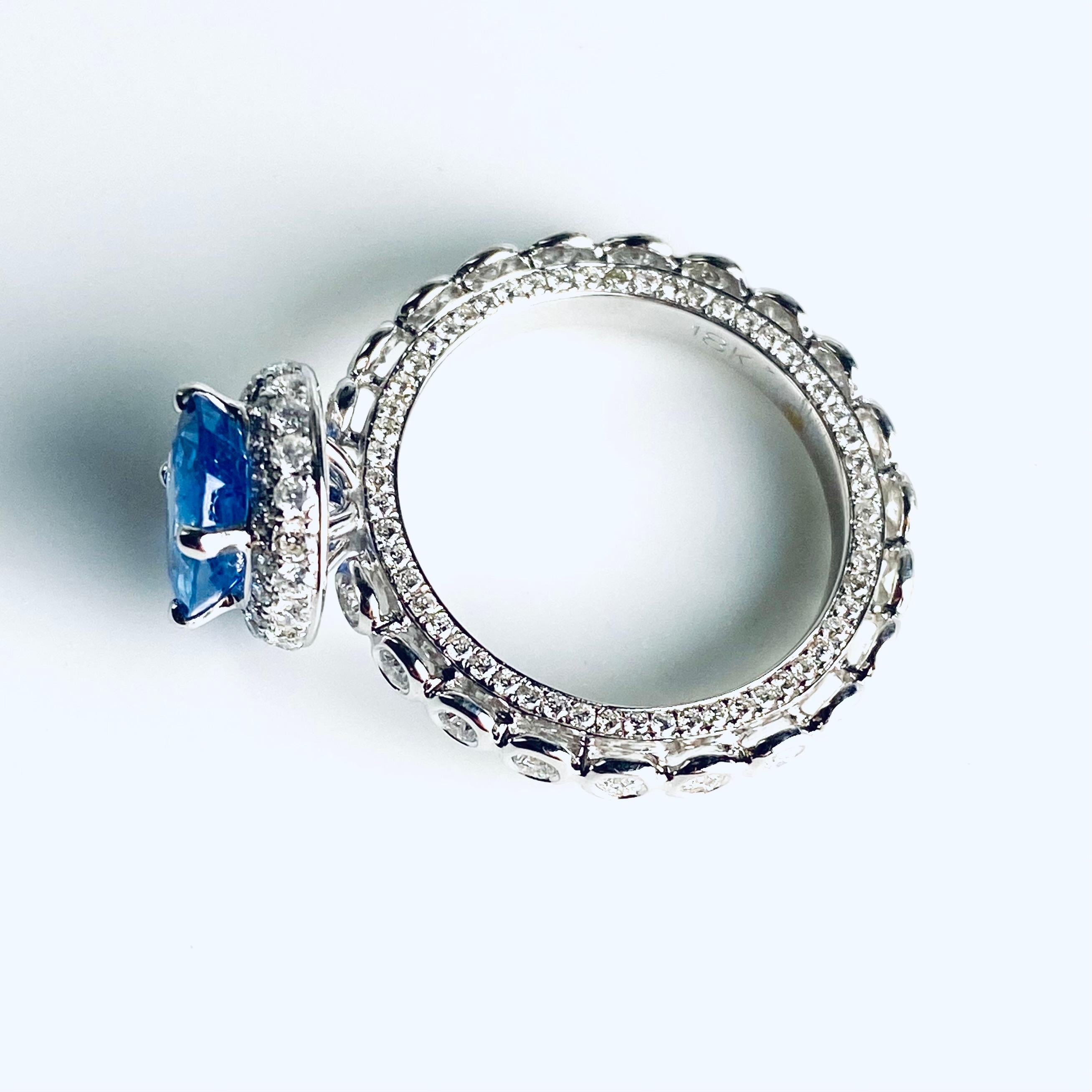 Women's Ceylon Sapphire Diamonds 4.31 Carat Eighteen Karat Gold Cocktail Ring Size 6 For Sale