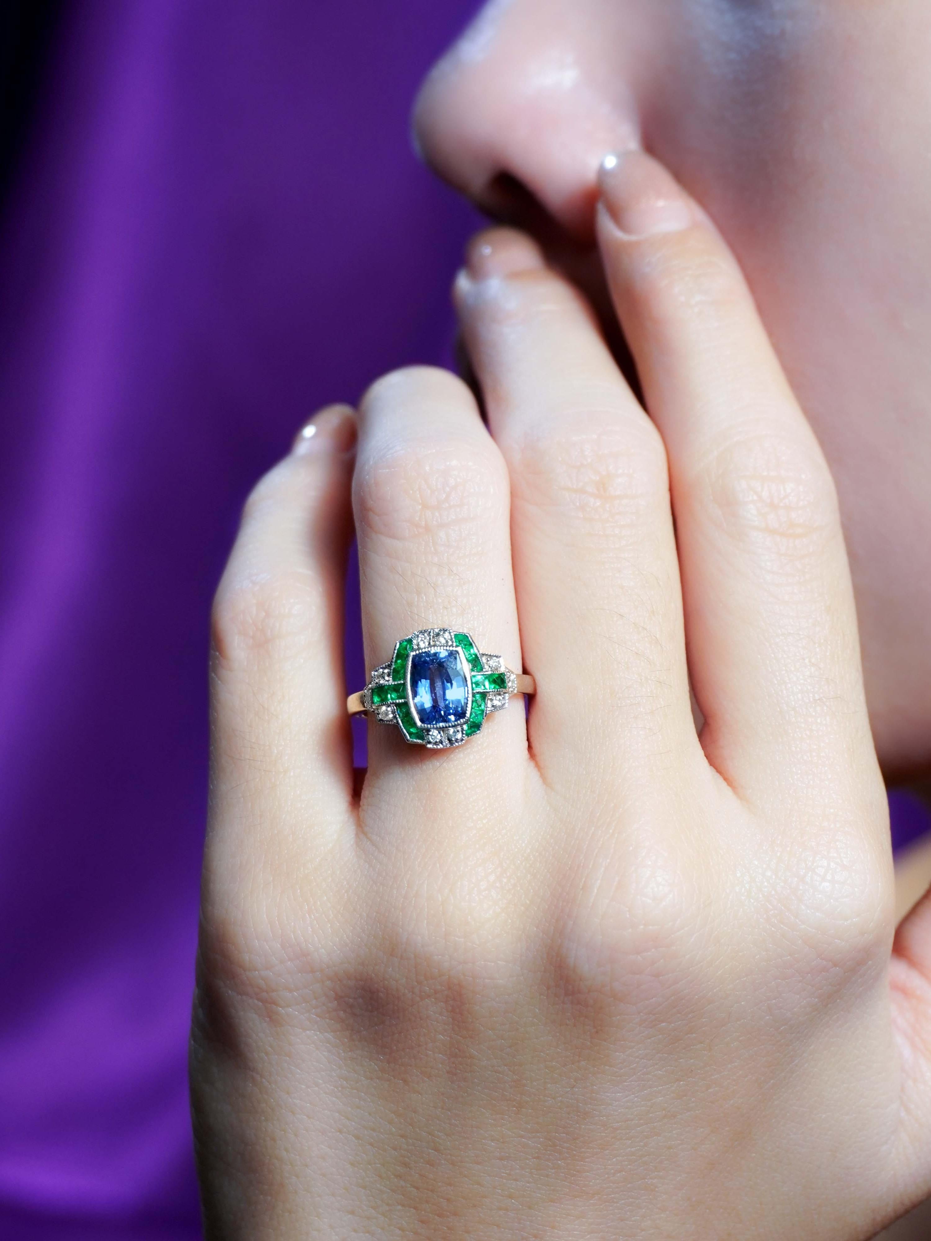 Ceylon Sapphire Emerald and Diamond Art Deco Style Engagement Ring in 18K Gold In New Condition For Sale In Bangkok, TH