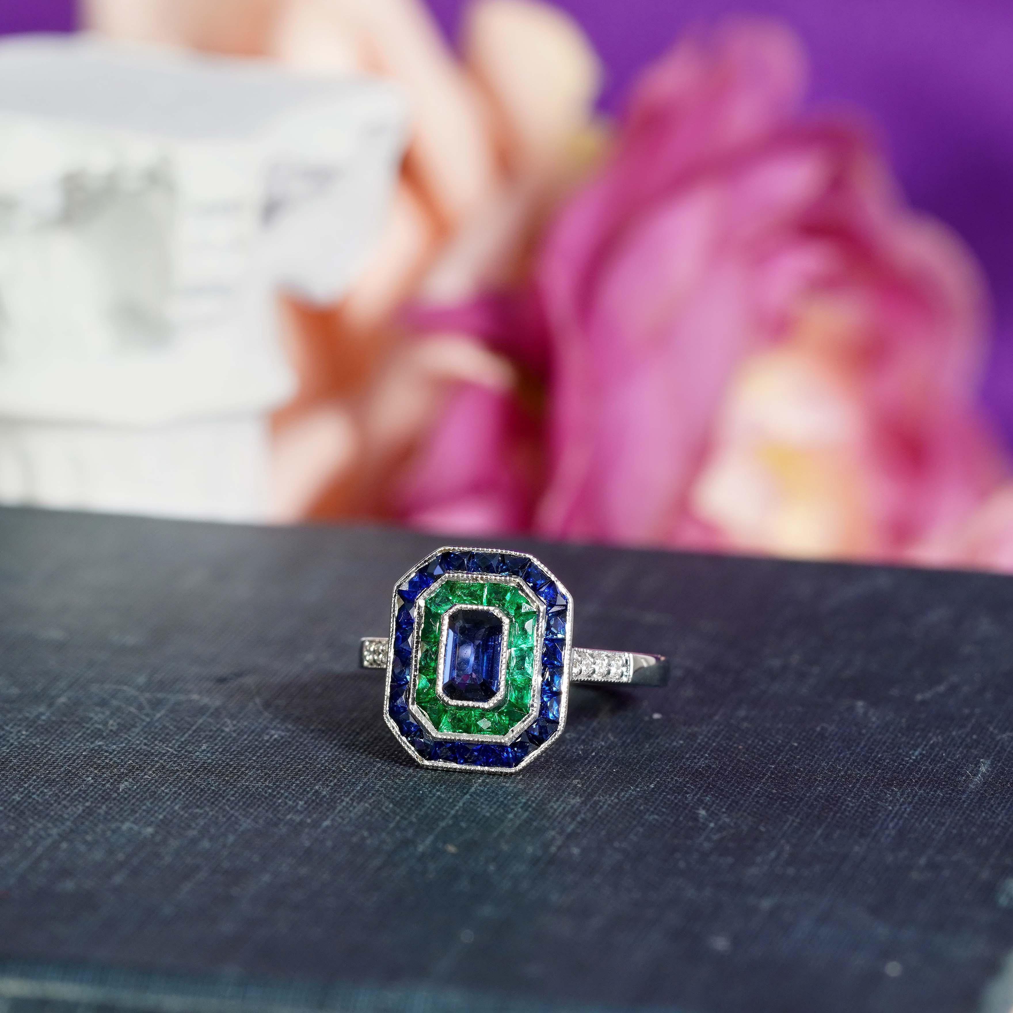 Zafiro de Ceilán Esmeralda Diamante Anillo de compromiso estilo Art Decó en oro blanco de 18 quilates en Nuevo estado para la venta en Bangkok, TH