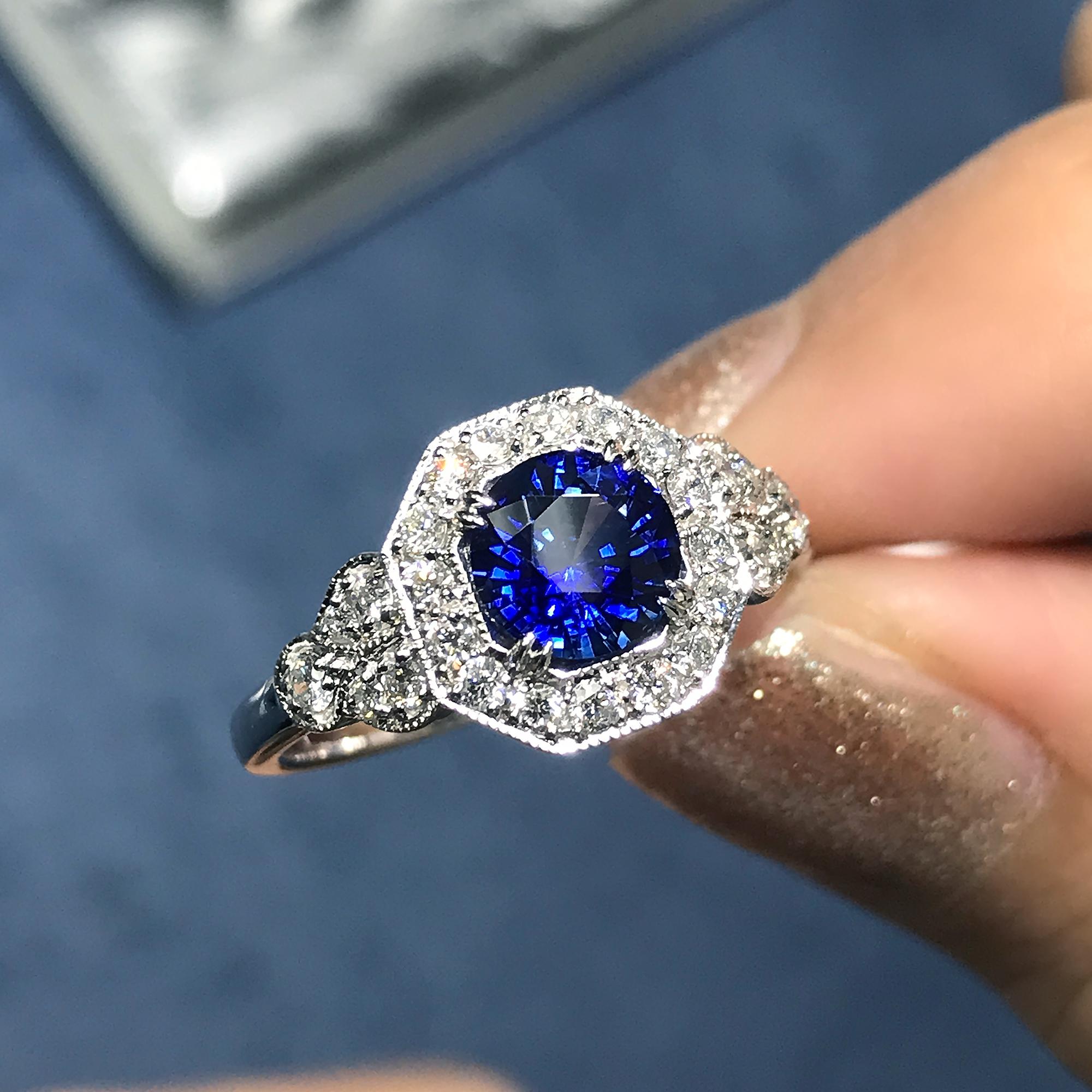 Tout simplement magnifique, la bague présente un saphir de Ceylan de 1,3 carat de taille ronde entouré de diamants ronds de 0,41 carat. La couleur vibrante du saphir et l'éclat des diamants forment une combinaison puissante. Cette bague