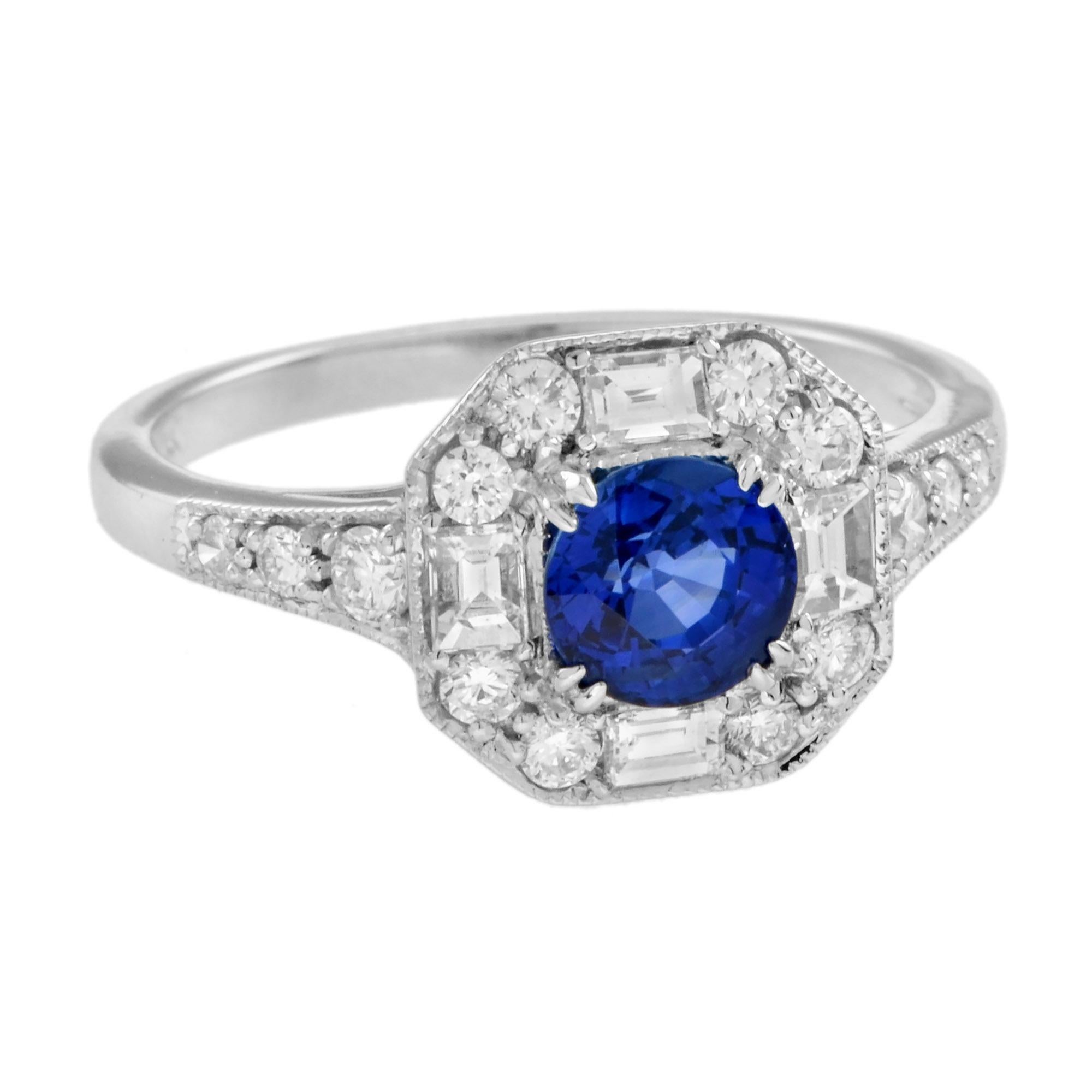 Tout simplement magnifique ! Exquisément réalisée en or blanc 18k, la bague présente un saphir de Ceylan de 1,1 carat de taille ronde entouré de diamants ronds et baguettes de 0,67 carat. La couleur vibrante du saphir et l'éclat des diamants forment