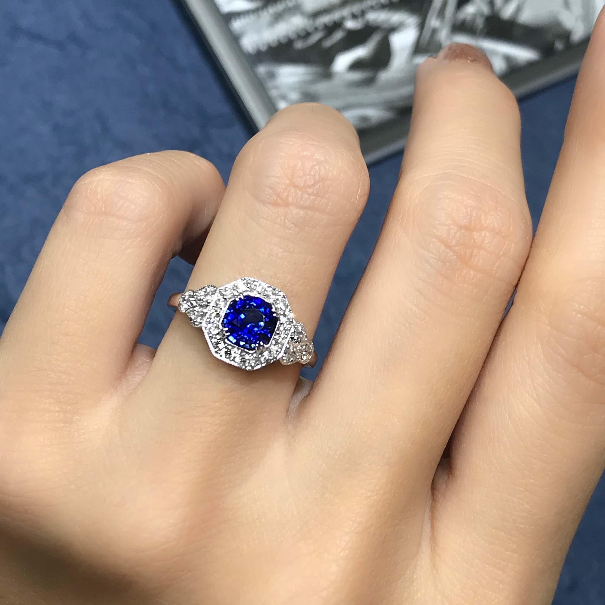 Art déco Saphir de Ceylan et diamant de forme fantaisie Bague en or blanc 18 carats d'inspiration antique en vente