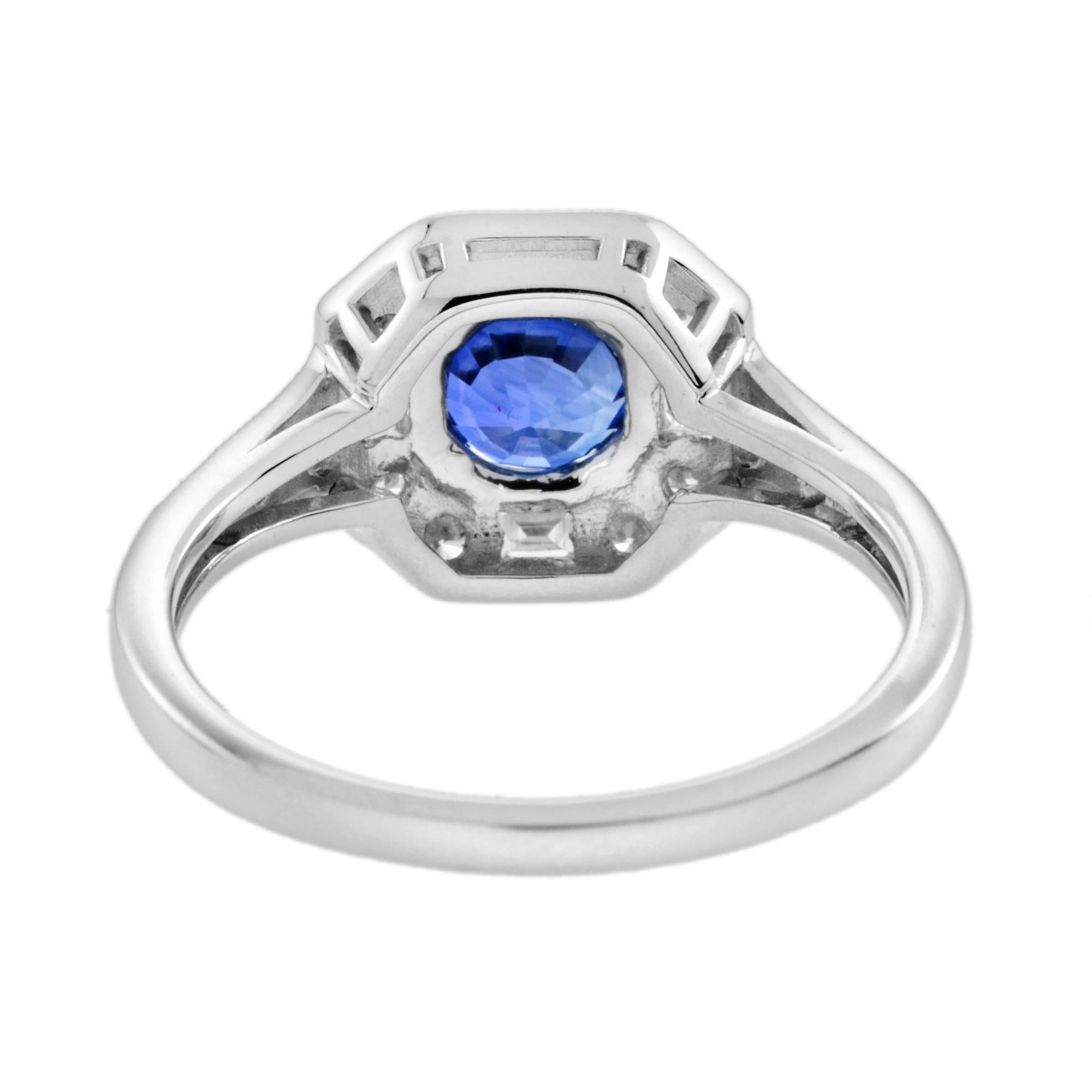 Taille ronde Saphir de Ceylan et diamant de forme fantaisie Bague en or blanc 18 carats d'inspiration antique en vente