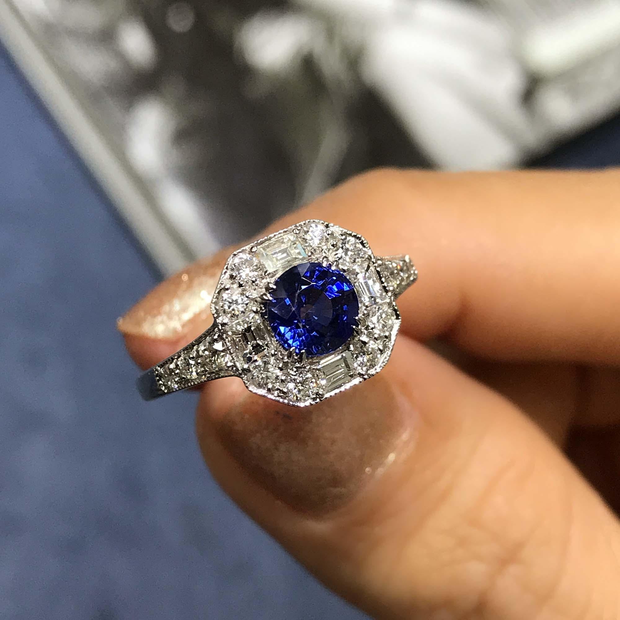 Saphir de Ceylan et diamant de forme fantaisie Bague en or blanc 18 carats d'inspiration antique Pour femmes en vente