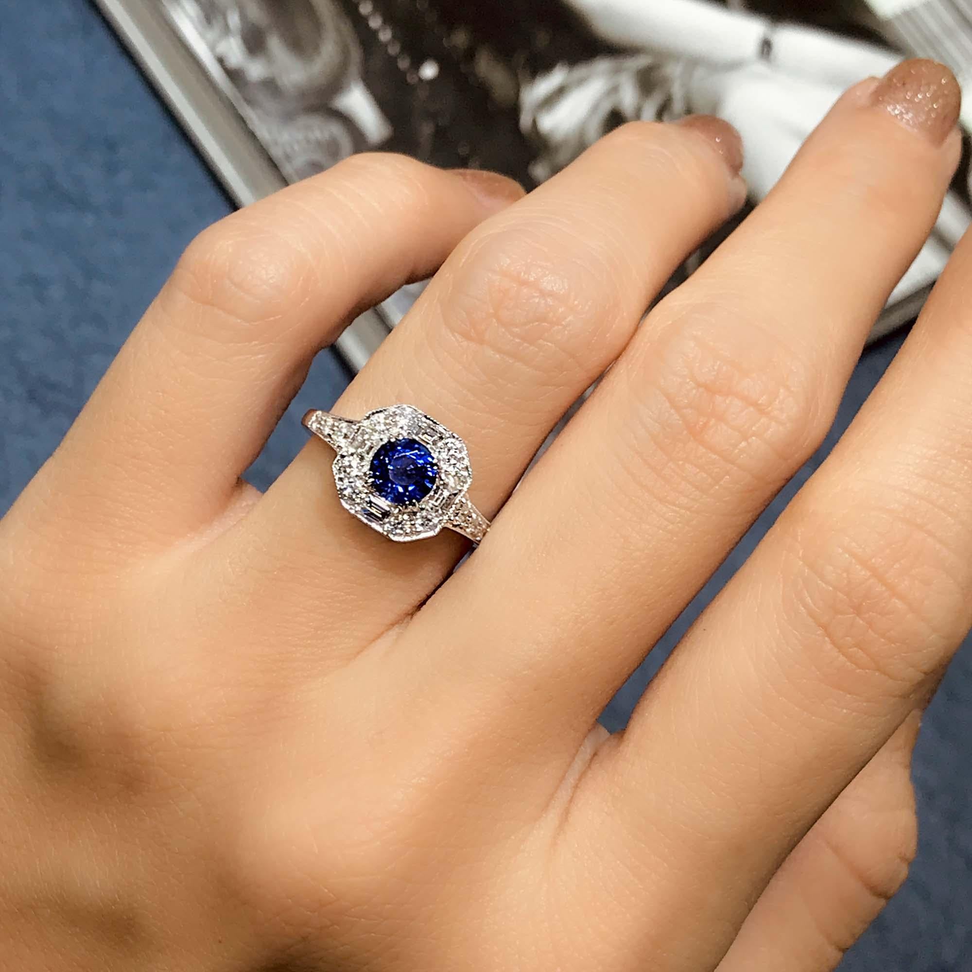 Saphir de Ceylan et diamant de forme fantaisie Bague en or blanc 18 carats d'inspiration antique en vente 1