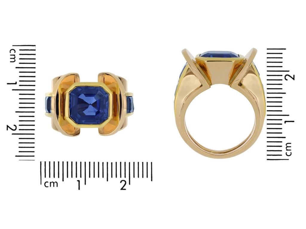 Ceylon Sapphire Flank Solitaire Ring, circa 1940 In Good Condition For Sale In London, GB