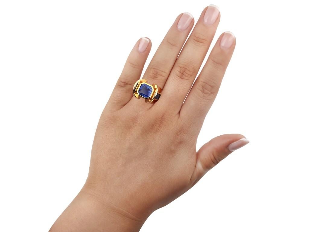 Women's or Men's Ceylon Sapphire Flank Solitaire Ring, circa 1940 For Sale