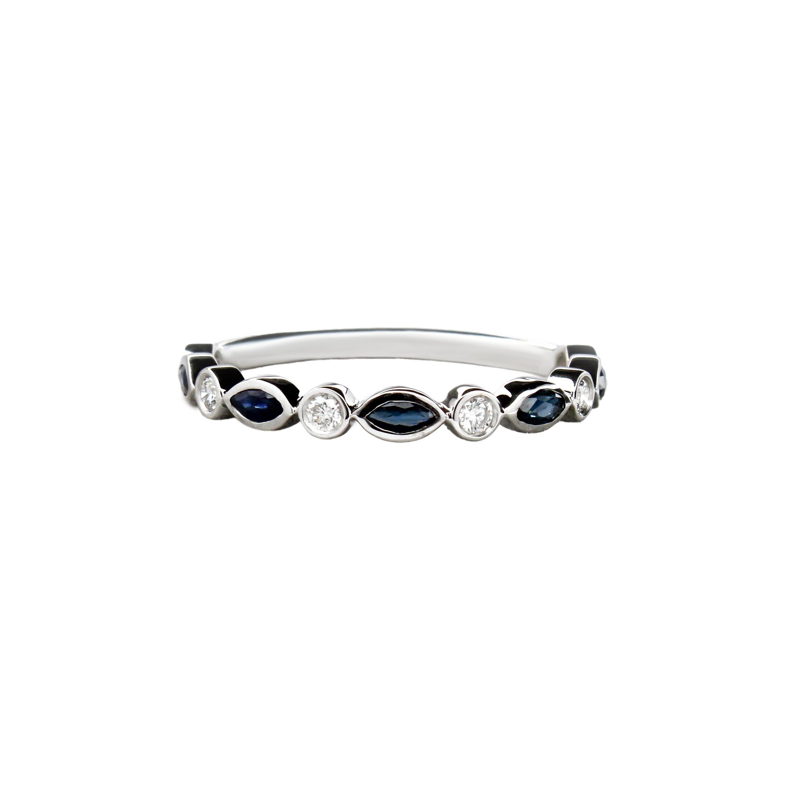 Esta elegante banda de zafiro azul y diamantes presenta zafiros azules de Ceilán talla marquesa alternados con brillantes diamantes redondos en un delicado engaste de bisel. Fabricado en oro blanco de 14 quilates, ofrece una mezcla atemporal de