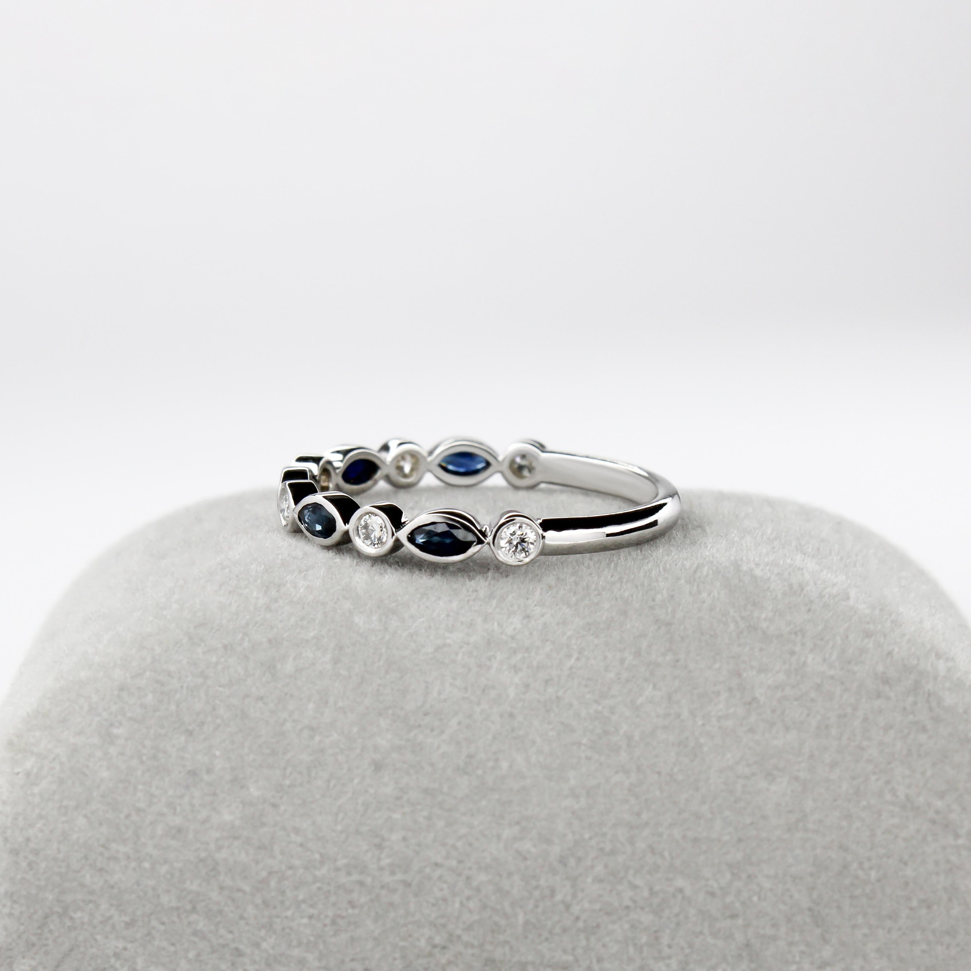 Media alianza de zafiro de Ceilán y diamante natural en oro blanco de 14 quilates  Engaste del bisel en Nuevo estado para la venta en Columbus, OH