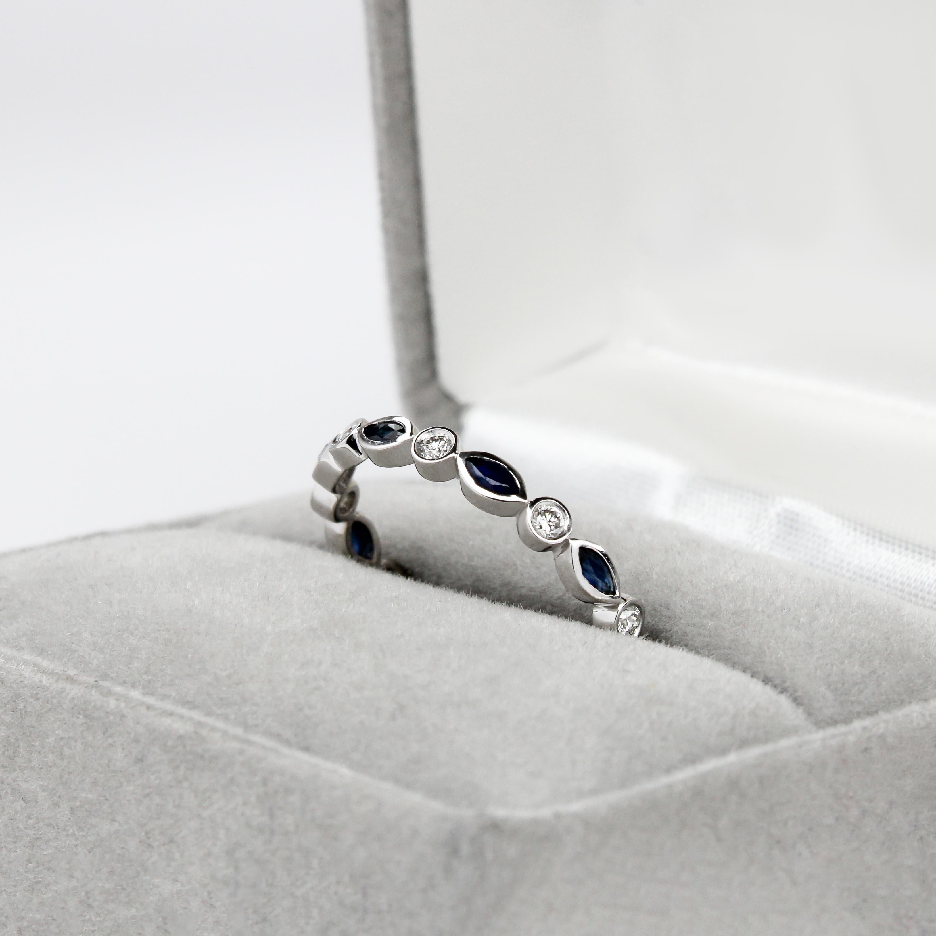 De las mujeres Media alianza de zafiro de Ceilán y diamante natural en oro blanco de 14 quilates  Engaste del bisel en venta