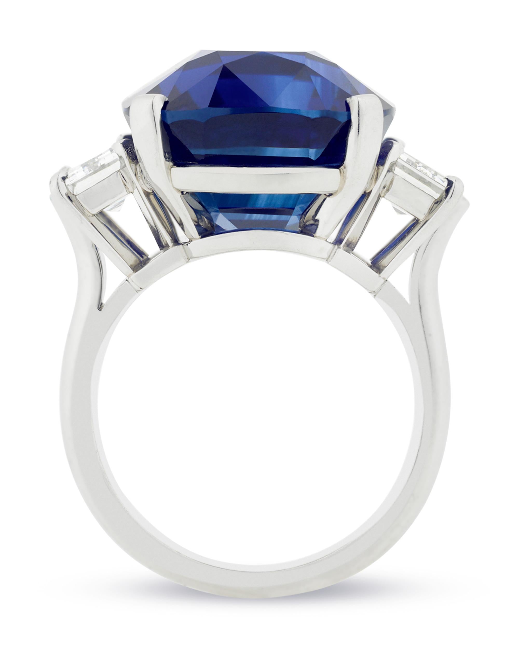 Al centro di questo splendido anello c'è uno zaffiro mozzafiato da 20,26 carati, certificato dal GemResearch Swisslab come originario di Ceylon (Sri Lanka). Con la sua incredibile bellezza e le sue dimensioni monumentali, questo Jewell a forma di