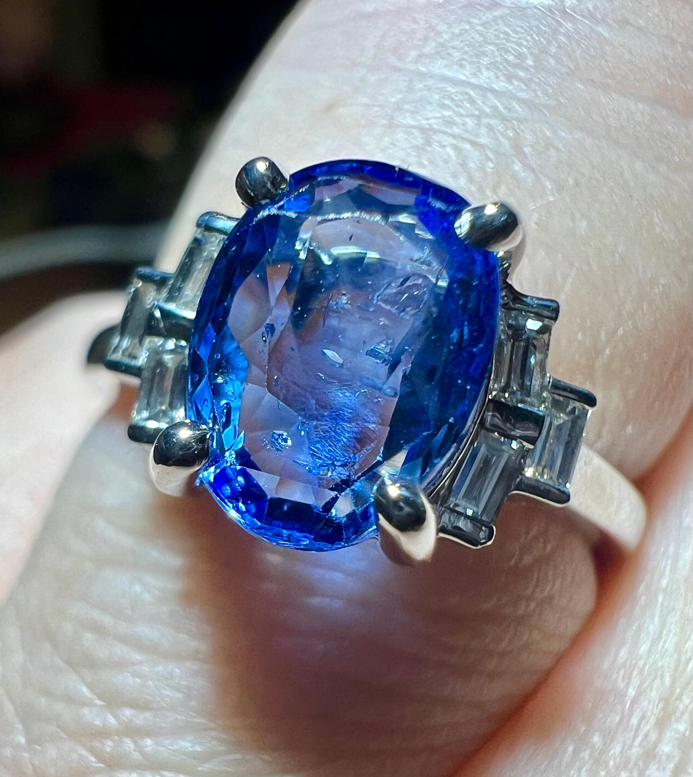 Ceylon sapphire ring 2.30 ct surrounded by calibrated diamonds For Sale 4