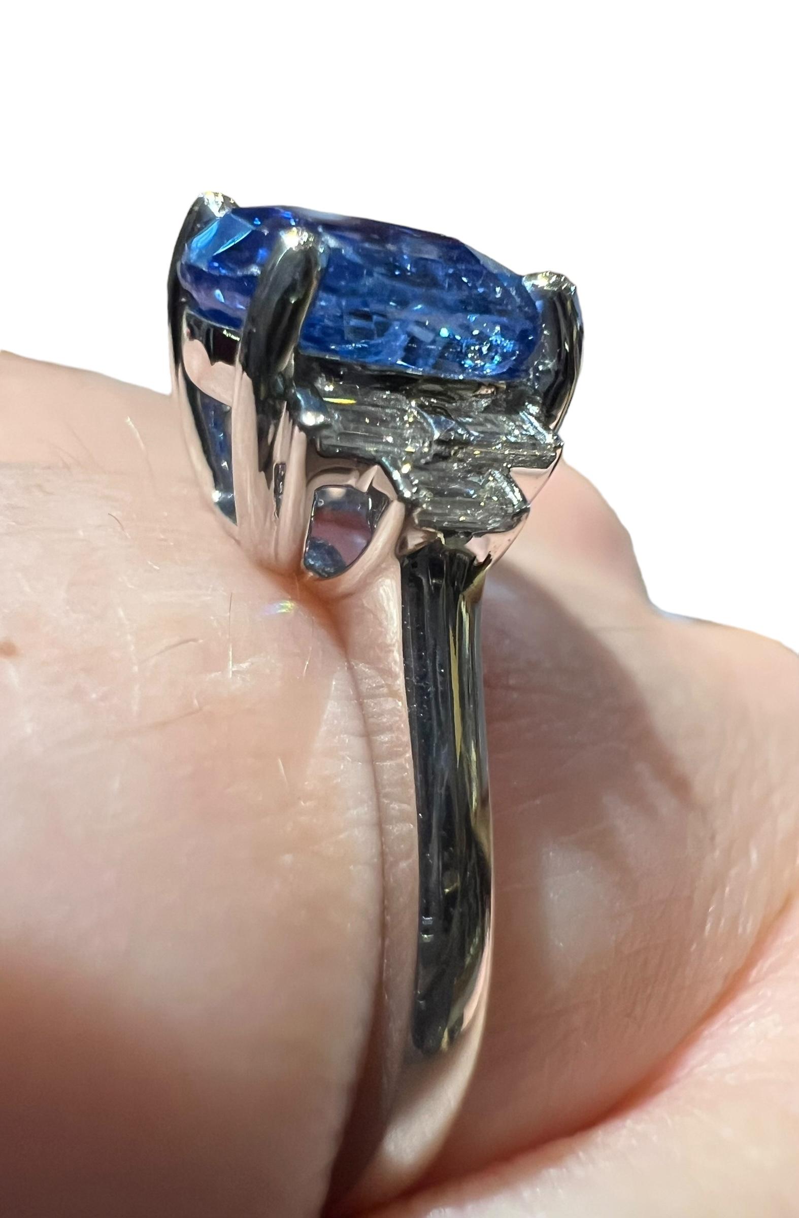 Ceylon sapphire ring 2.30 ct surrounded by calibrated diamonds For Sale 5
