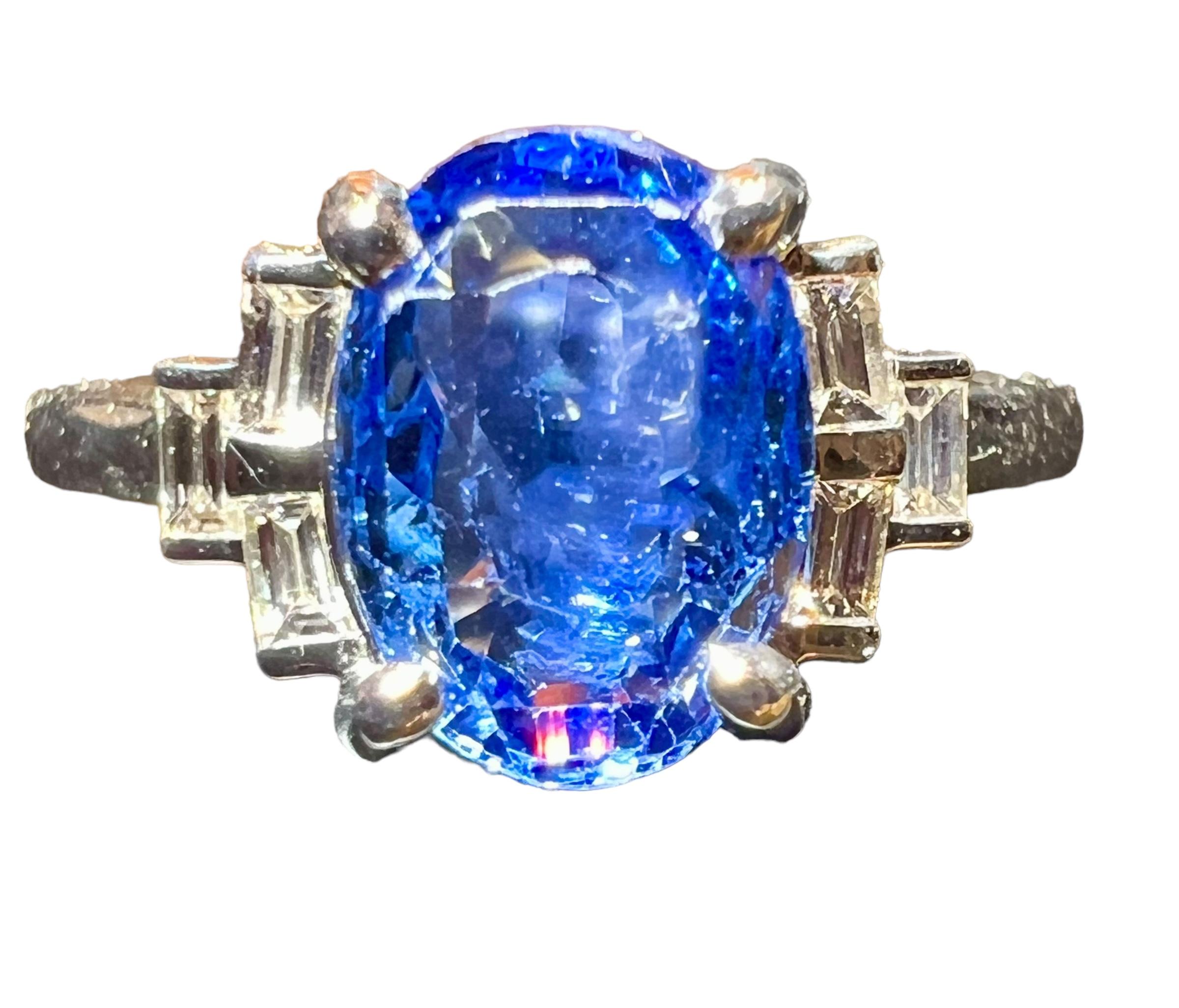 Art Deco Ceylon sapphire ring 2.30 ct surrounded by calibrated diamonds For Sale