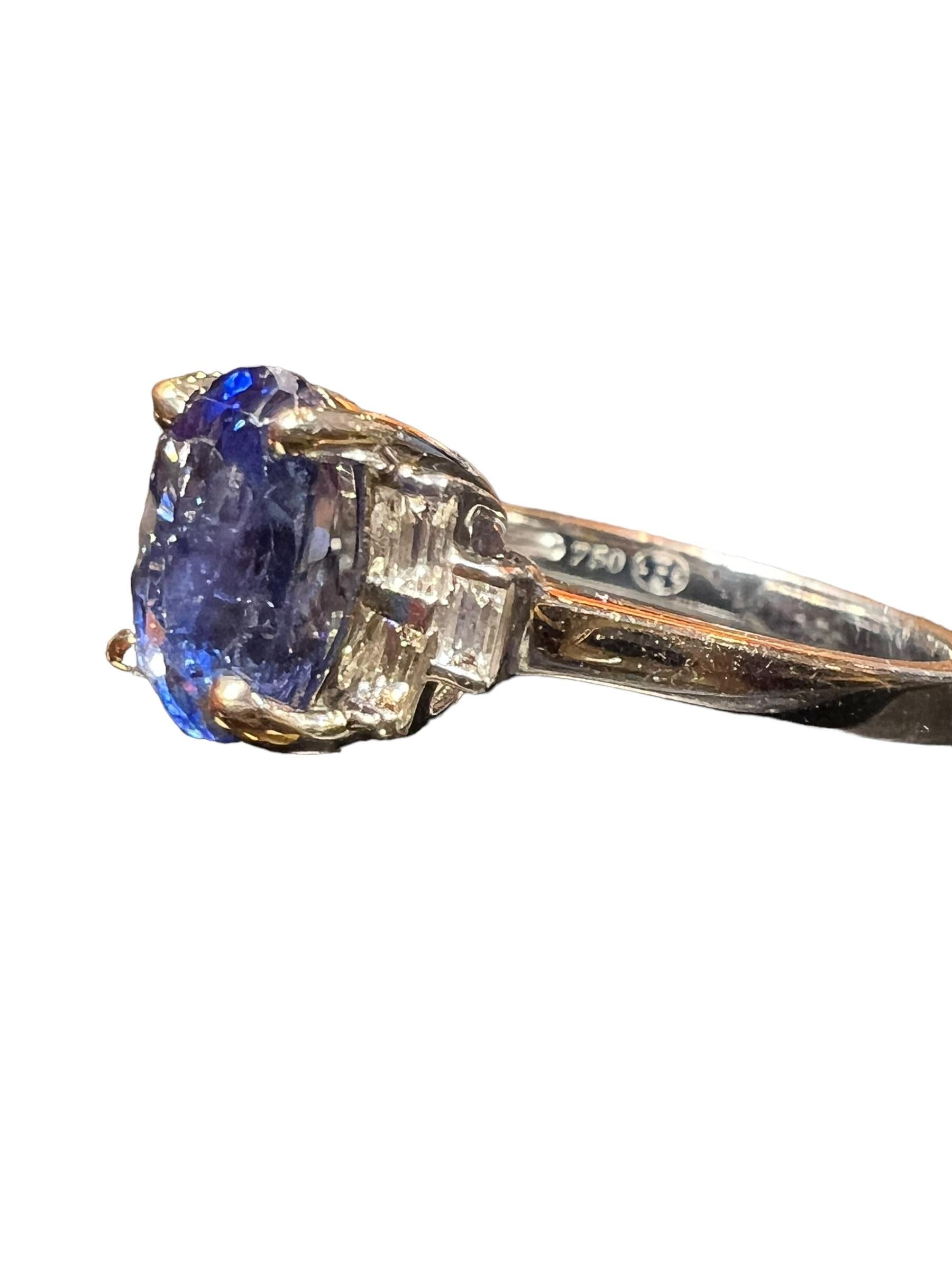 Oval Cut Ceylon sapphire ring 2.30 ct surrounded by calibrated diamonds For Sale