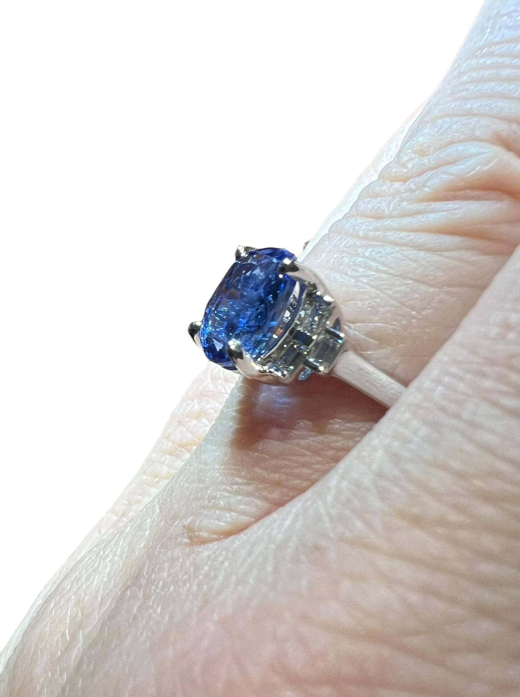 Ceylon sapphire ring 2.30 ct surrounded by calibrated diamonds For Sale 2