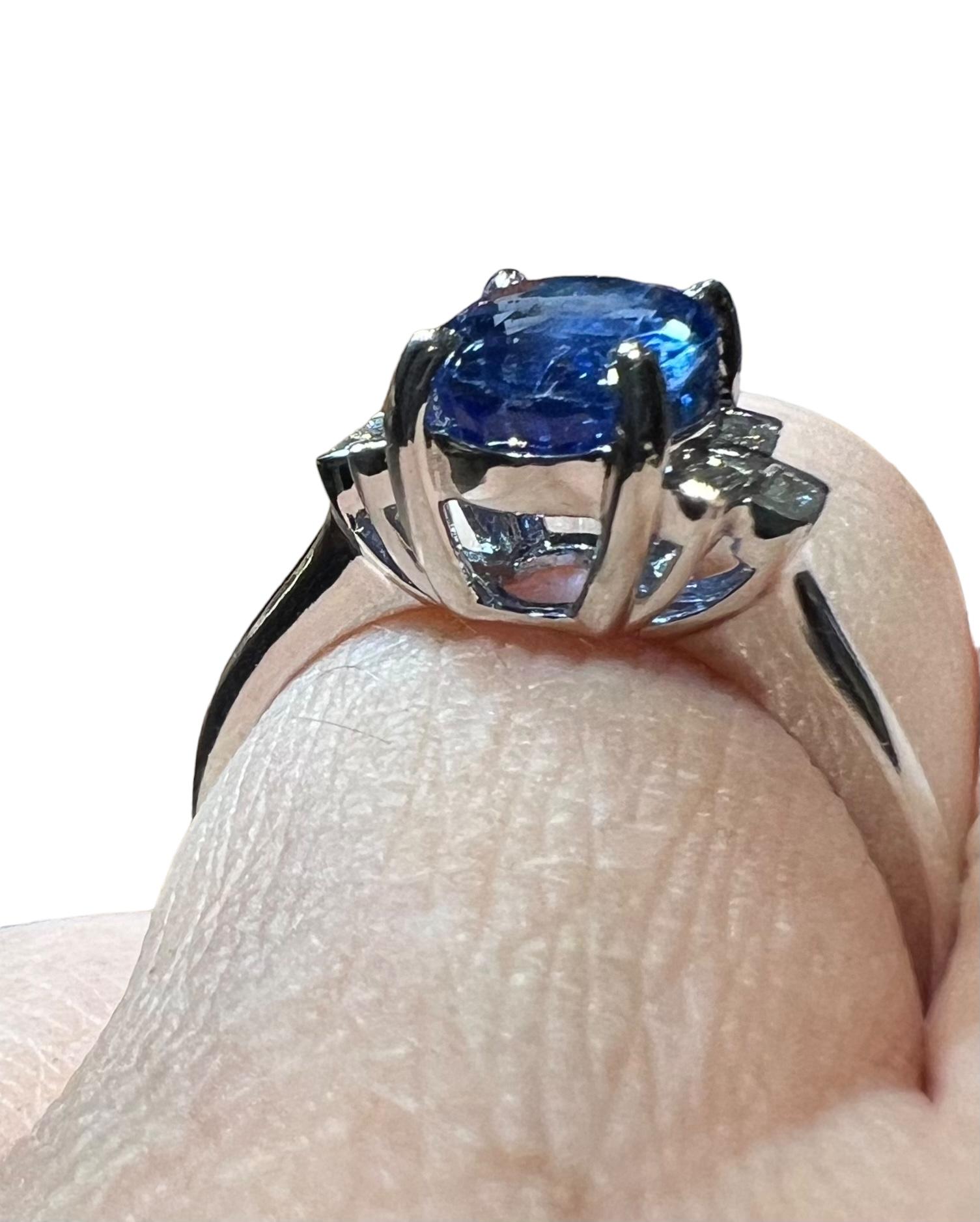 Ceylon sapphire ring 2.30 ct surrounded by calibrated diamonds For Sale 3