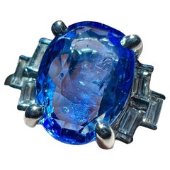 Anillo de zafiro de Ceilán 2,30 ct rodeado de diamantes calibrados