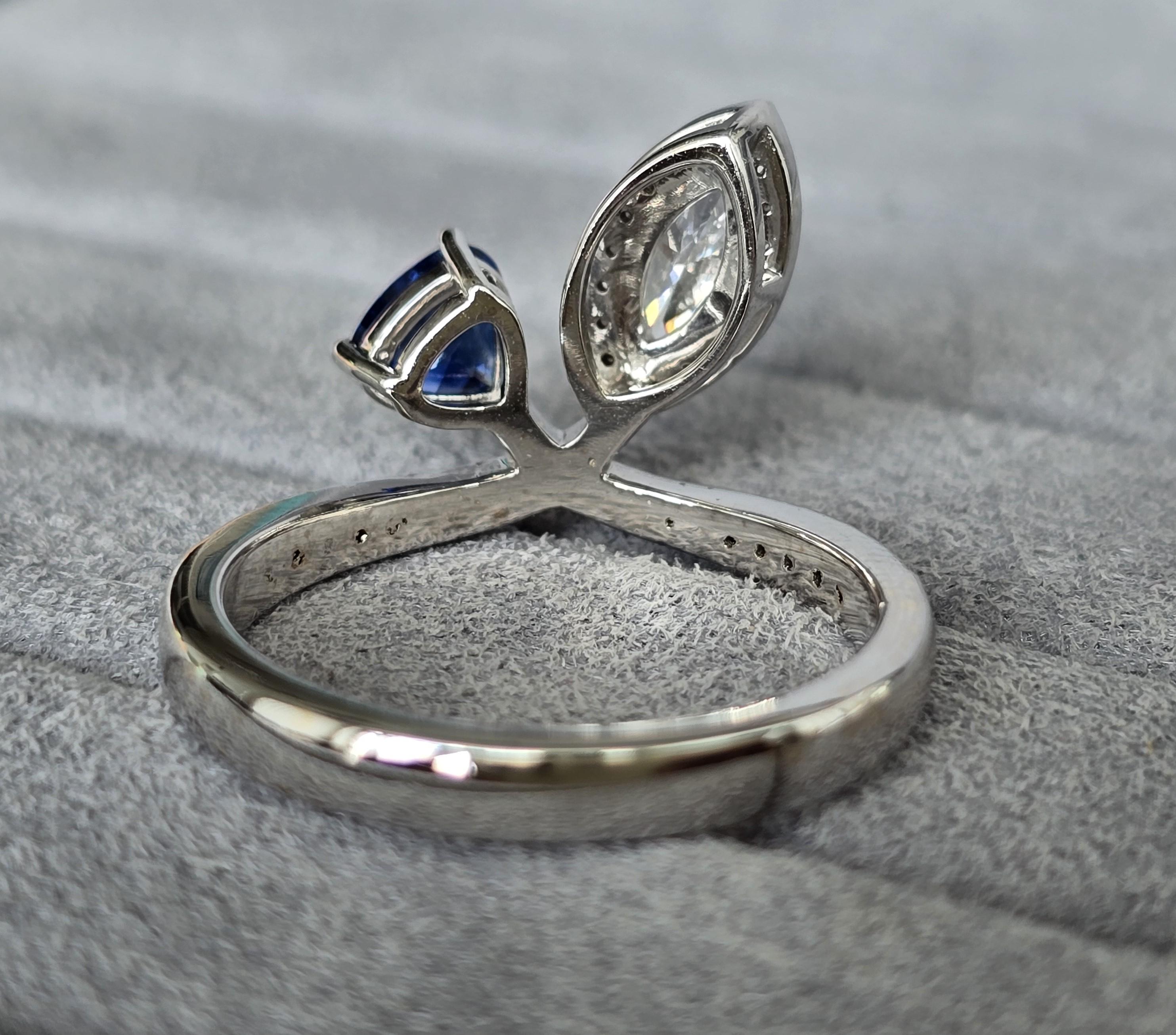 Anello con zaffiro in oro bianco 18kt e diamanti
  
  Colore e caratura dell'oro: Oro bianco 18kt
  Peso: 4.561 grammi
  
  Imposta con...
  Tipo di pietra: Zaffiro
  Forma: -
  Carati: 0,58 
  Colore: -
  Chiarezza: -
  
  Pietre circostanti: