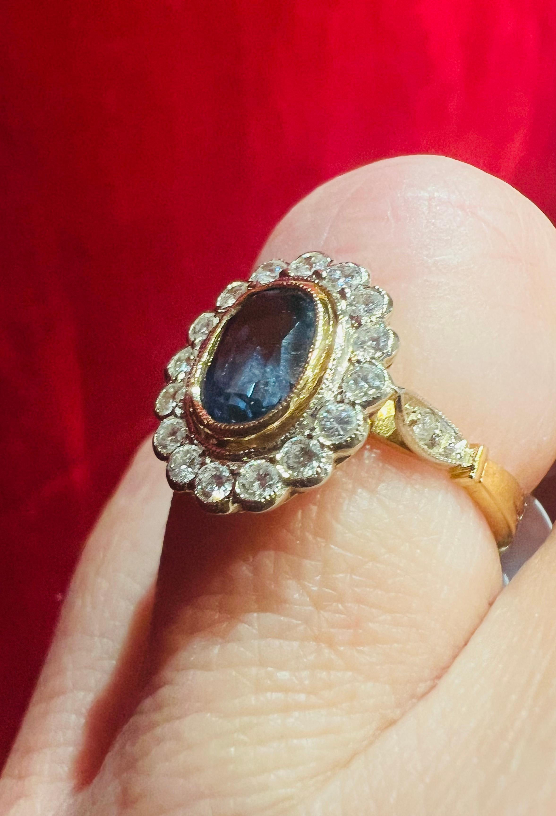 Ceylon sapphire ring, surrounded by diamonds in 18 carat yellow gold For Sale 3