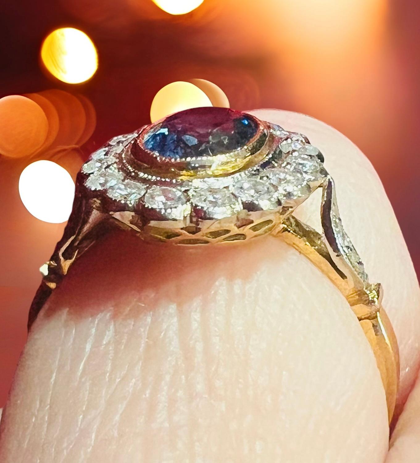Ceylon-Saphirring, umgeben von Diamanten aus 18 Karat Gelbgold im Zustand „Gut“ im Angebot in SAINT-OUEN-SUR-SEINE, FR