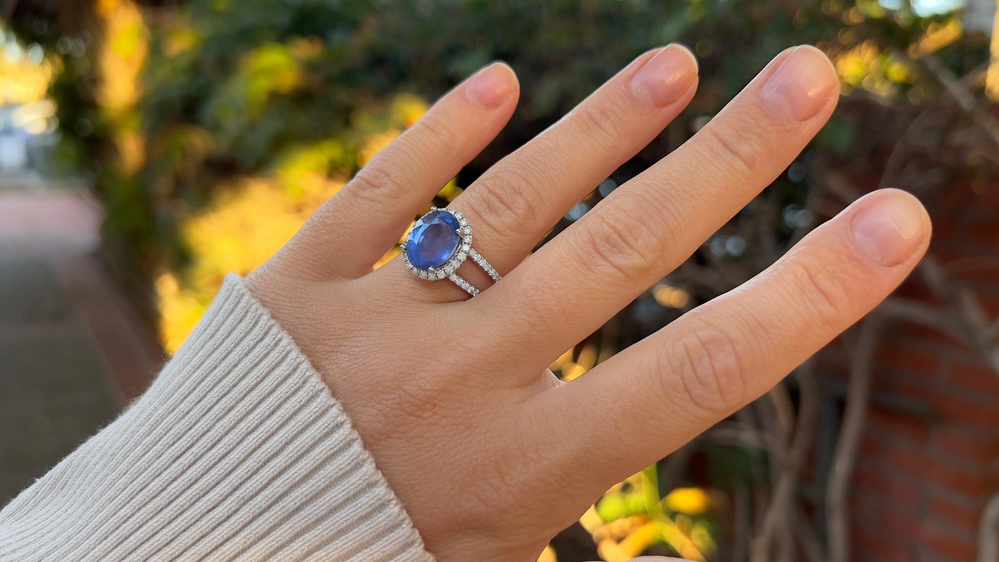 Ceylon Sapphire Ring With Diamonds 5.60 Carats 18K White Gold In Excellent Condition For Sale In Carlsbad, CA