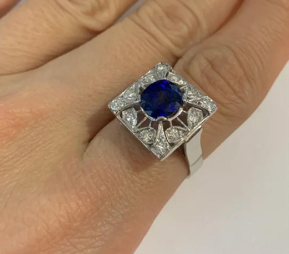 Women's Ceylon Sapphire Ring With Diamonds For Sale