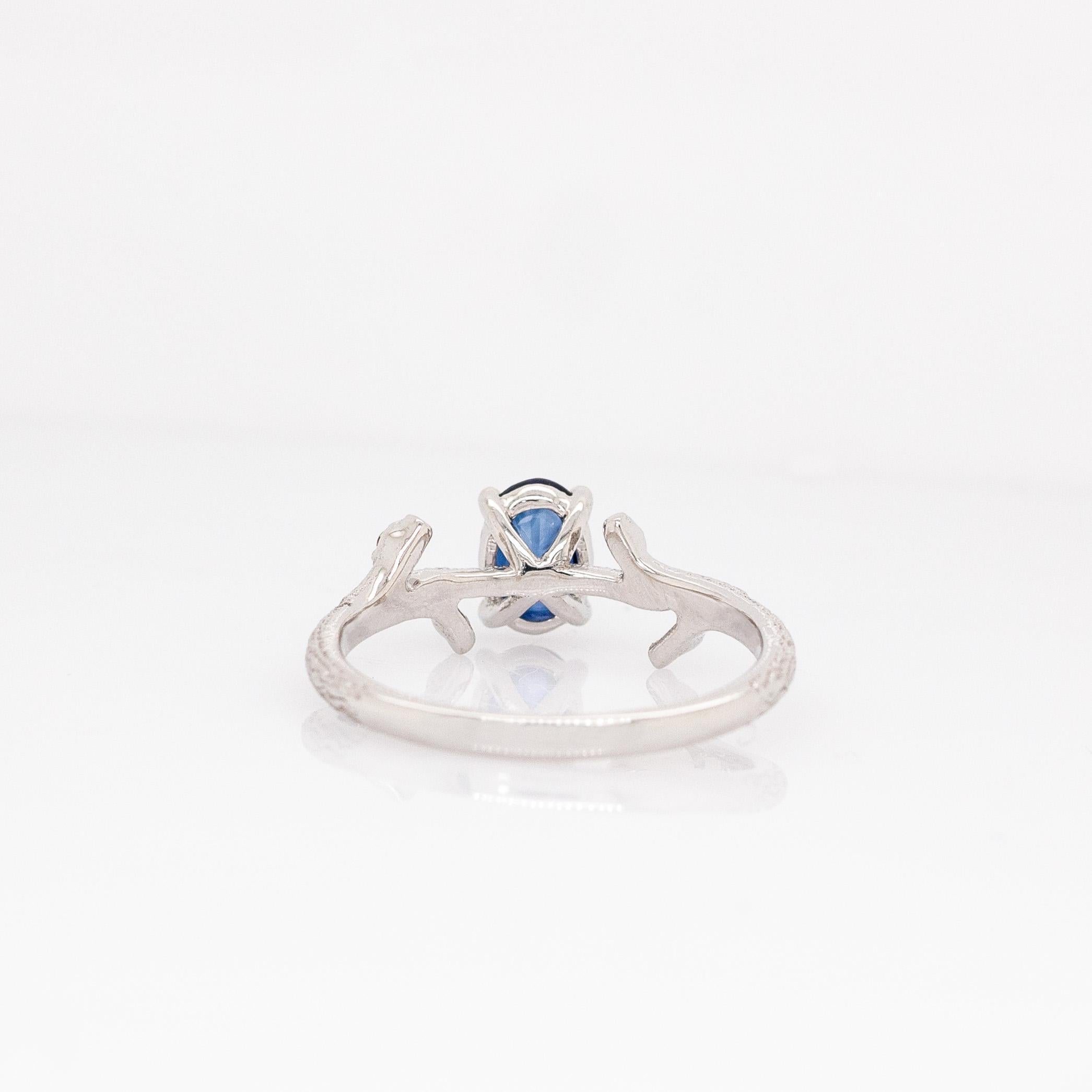 Bague en saphir de Ceylan avec accents en diamant naturel : Or blanc massif 14k, 7x5mm Pour femmes en vente