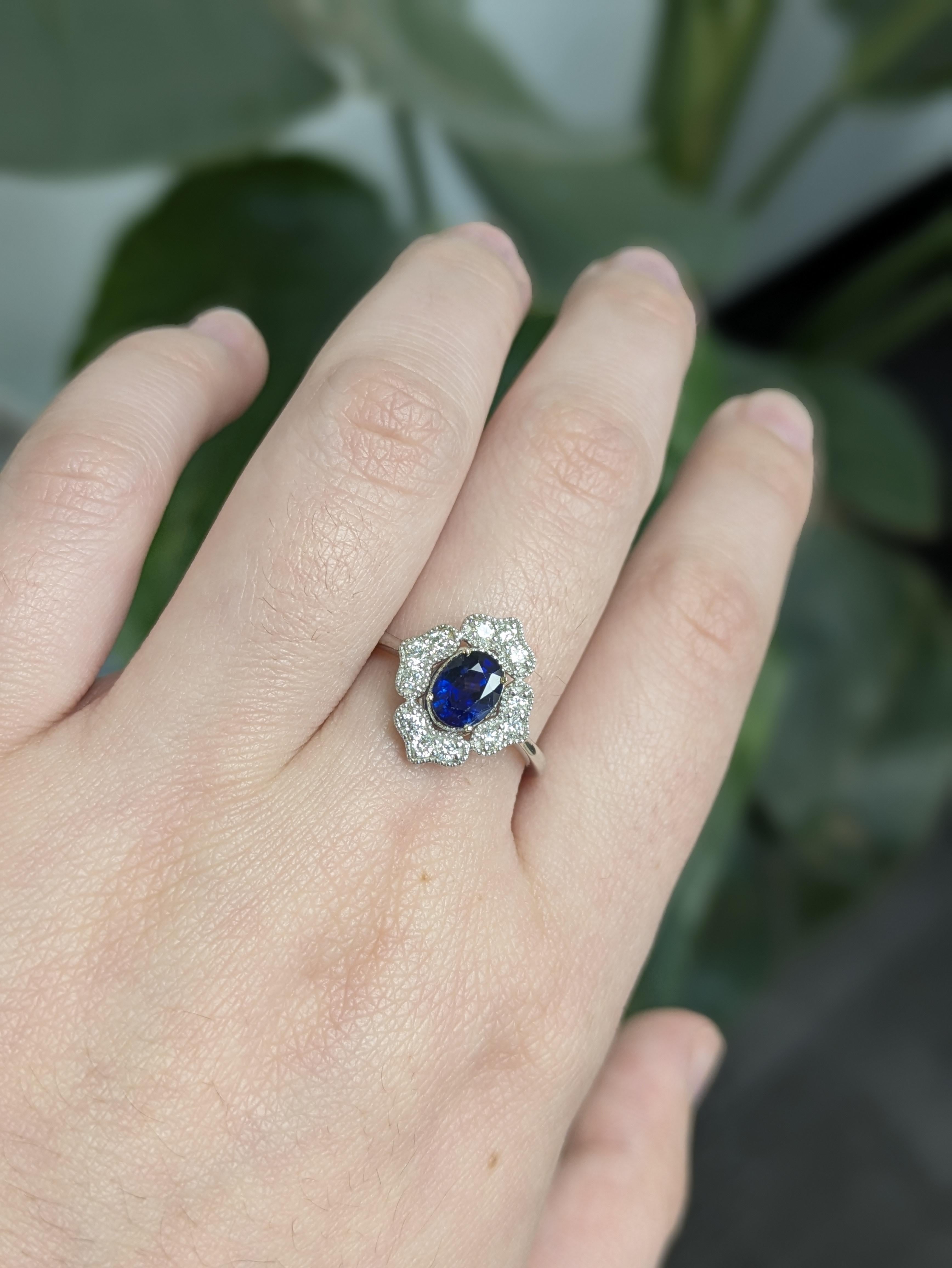 Cette magnifique bague est ornée en son centre d'un saphir de Ceylan de forme ovale, réputé pour sa teinte bleue vibrante. Accentué de diamants naturels et serti dans de l'or blanc massif 14k, il allie l'élégance classique à la beauté