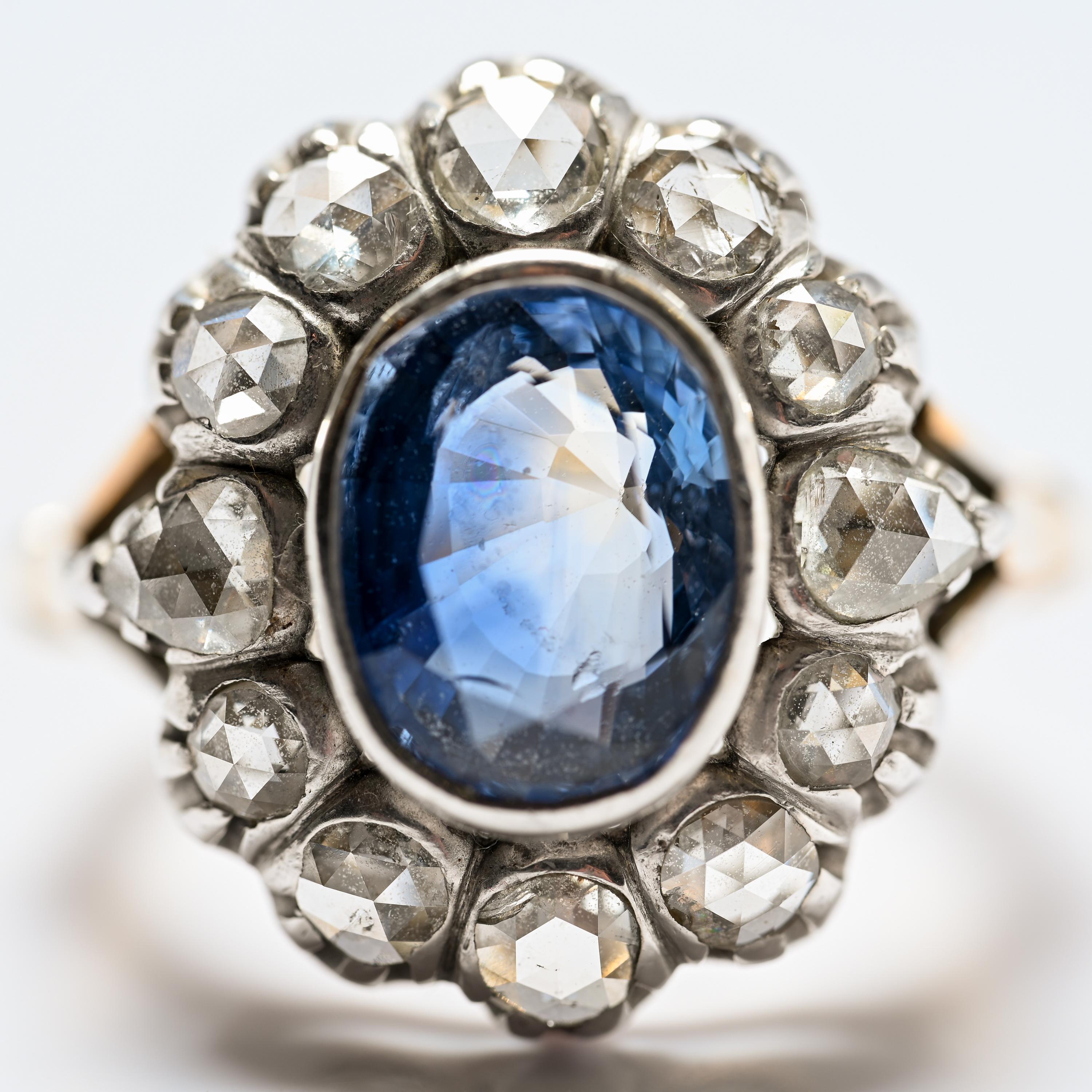 Bague à grappes de saphirs de Ceylan et de diamants taillés en rose de la fin de l'époque victorienne, vers 1880 - près de 7 carats

Cette exceptionnelle bague à grappes de la fin de l'époque victorienne témoigne de l'élégance durable de l'artisanat