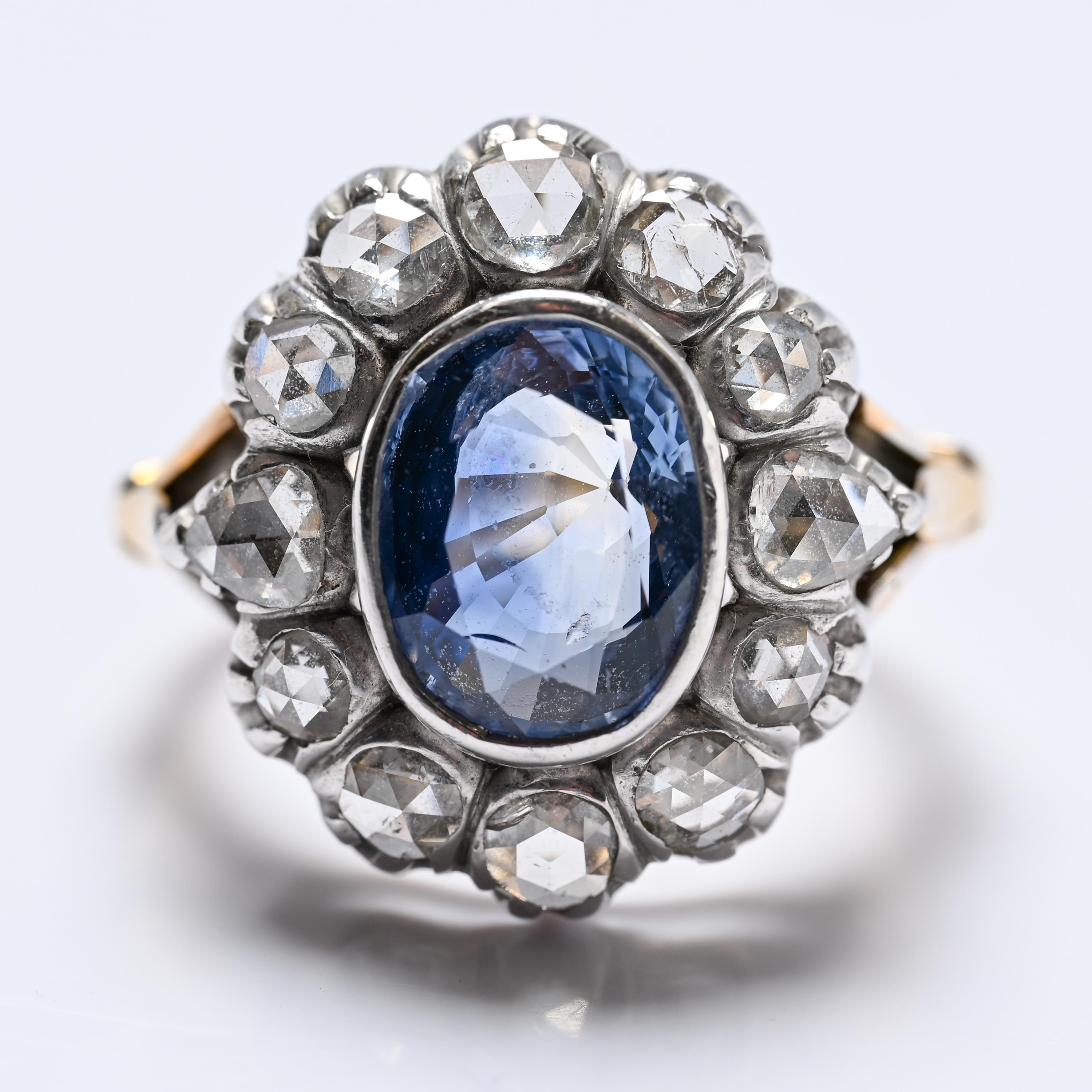 Victorien tardif Bague à grappe de saphirs de Ceylan et de diamants taillés en rose, vers 1880, près de 7 carats en vente