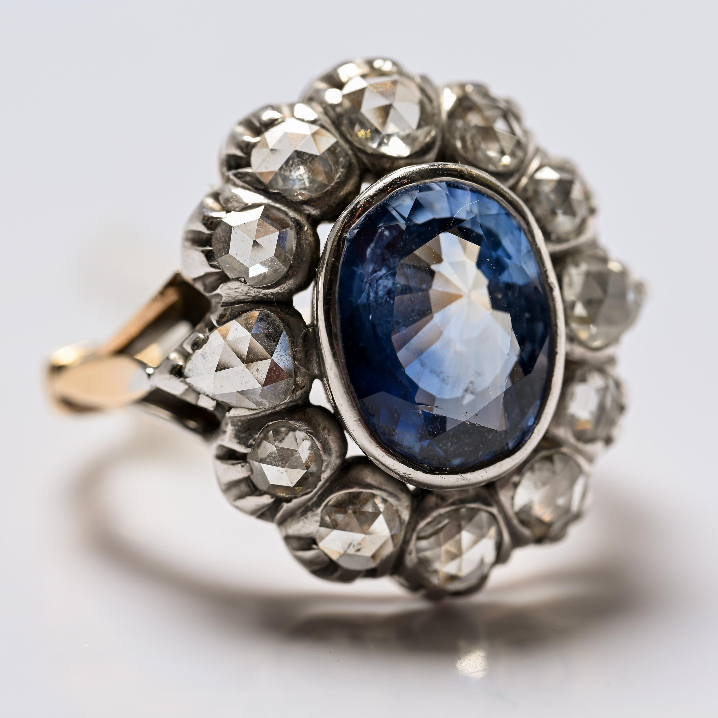 Taille ovale Bague à grappe de saphirs de Ceylan et de diamants taillés en rose, vers 1880, près de 7 carats en vente