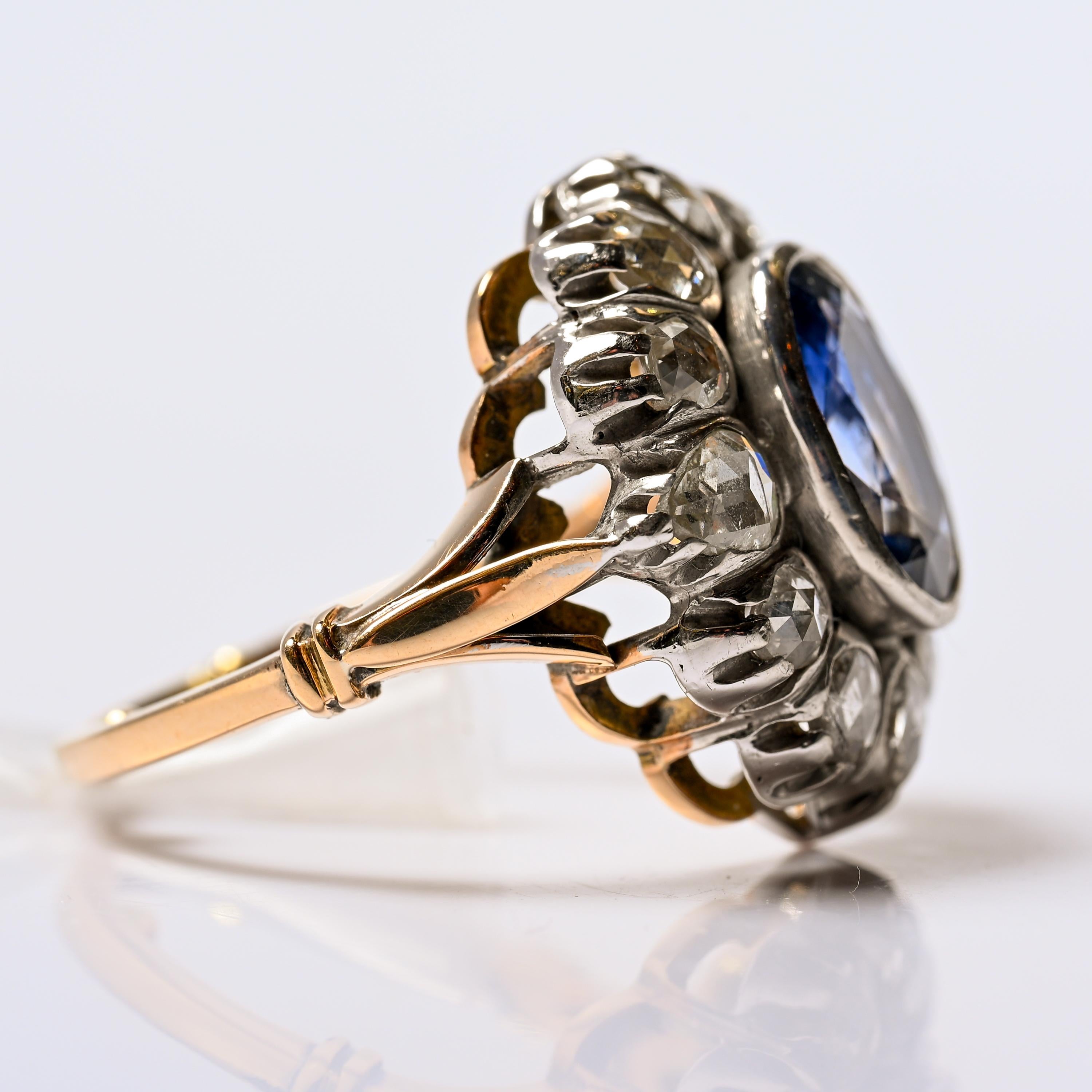 Bague à grappe de saphirs de Ceylan et de diamants taillés en rose, vers 1880, près de 7 carats Unisexe en vente
