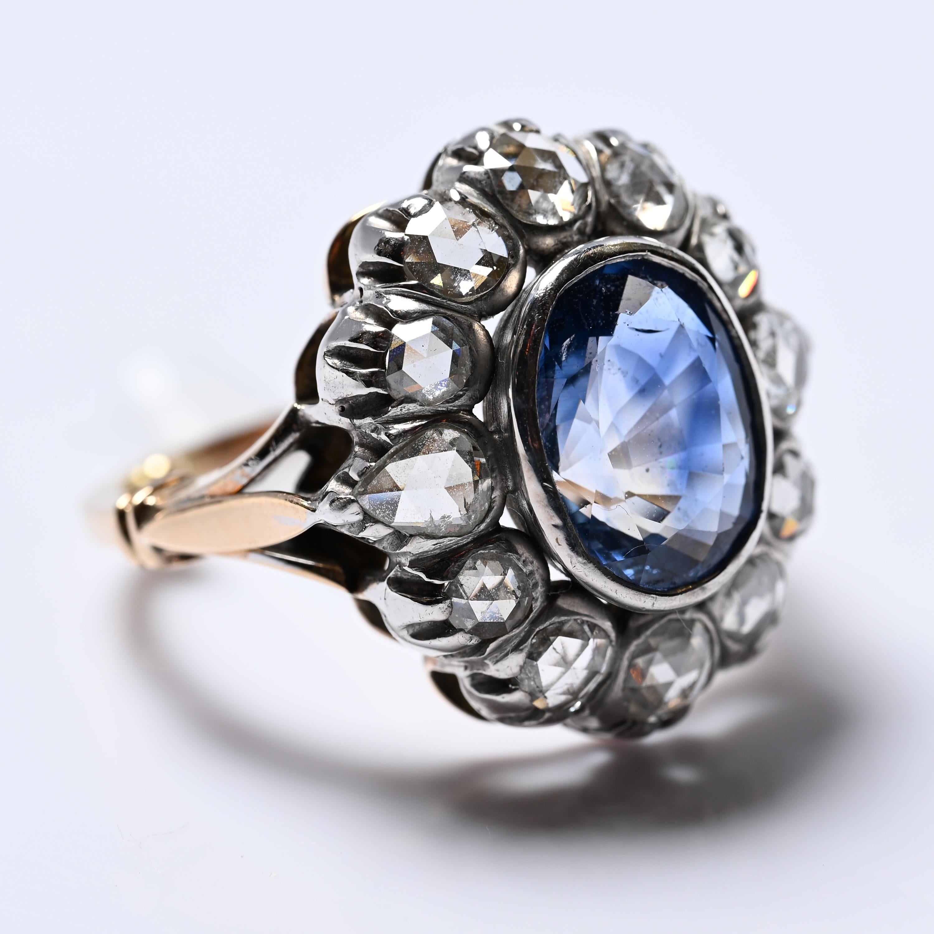 Bague à grappe de saphirs de Ceylan et de diamants taillés en rose, vers 1880, près de 7 carats en vente 1