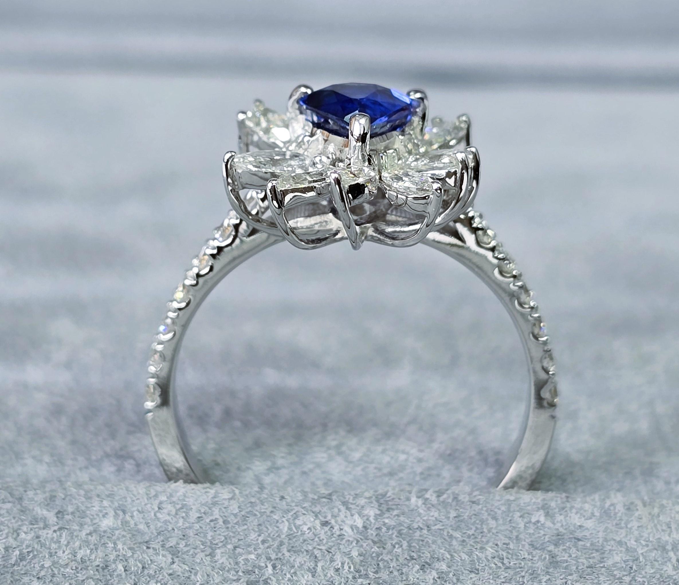 Ceylon Sapphire Trilliant  Ring In New Condition For Sale In บางรัก, TH