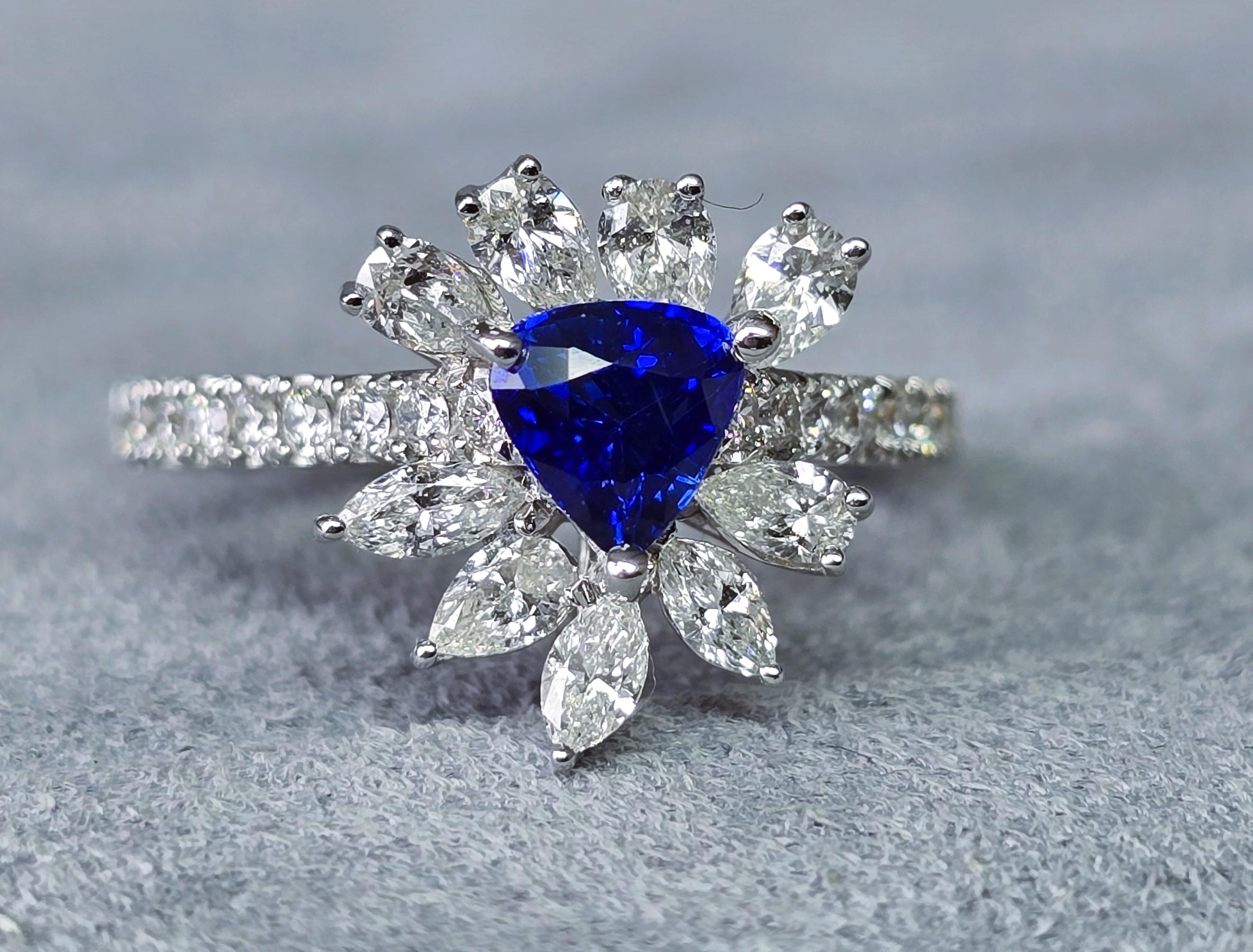 Women's or Men's Ceylon Sapphire Trilliant  Ring For Sale