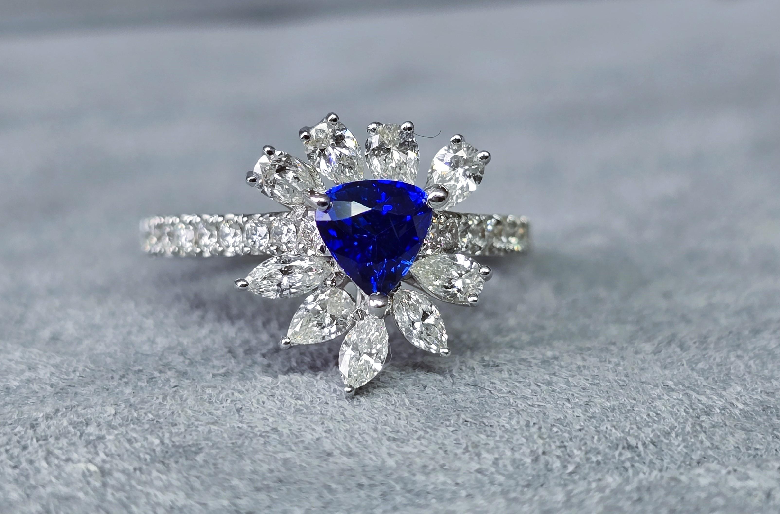 Ceylon Sapphire Trilliant  Ring For Sale 2