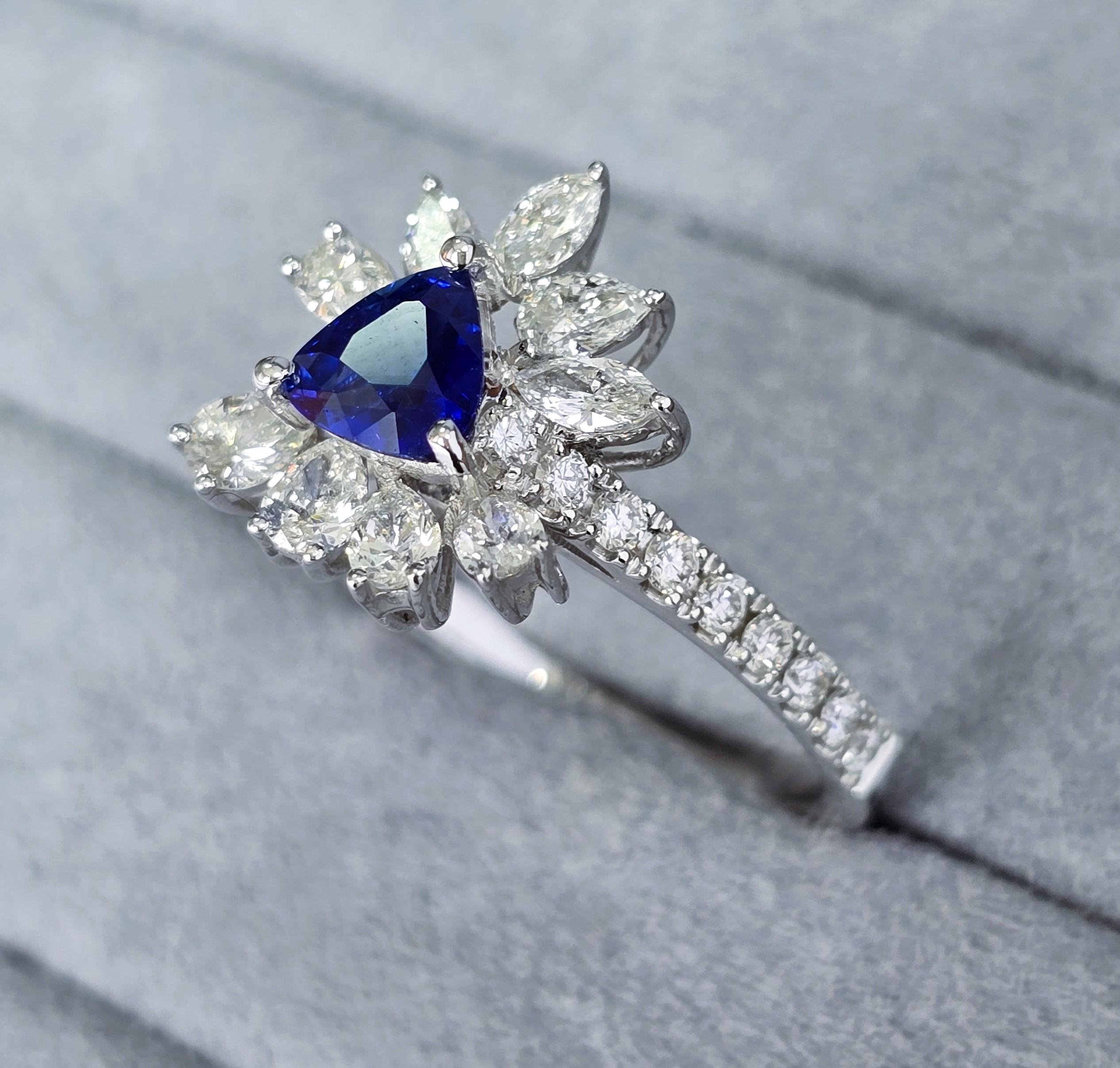 Ceylon Sapphire Trilliant  Ring For Sale 4
