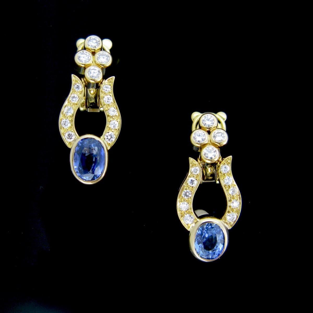 Weight : 9,76 gr

Stones : 2Ceylon Sapphires 
Carat weight: 1.30ct approximately each
Origin: Ceylon (Sri Lanka)
Comments: No indication of heating

Others: Diamonds
Cut: Brilliant
Total carat weight: 2 x 0.50ct approxiamtely

Metal : 18kt yellow
