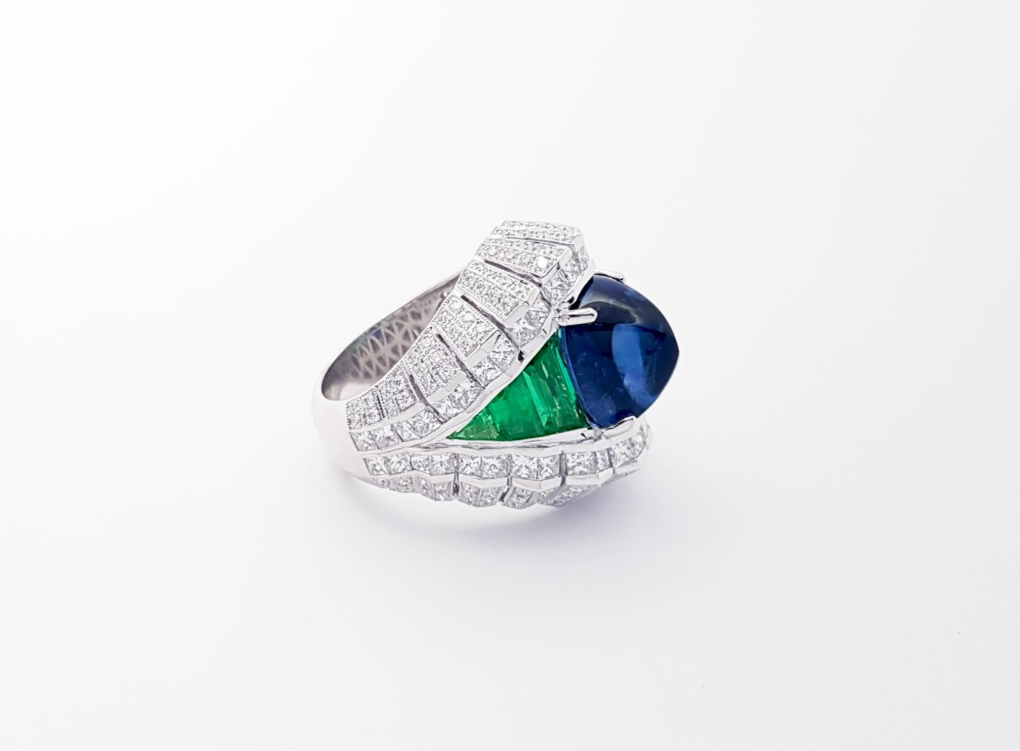 Ceylon Sugarloaf Blue Sapphire, Emerald and Diamond Ring set in 18K White Gold For Sale 6