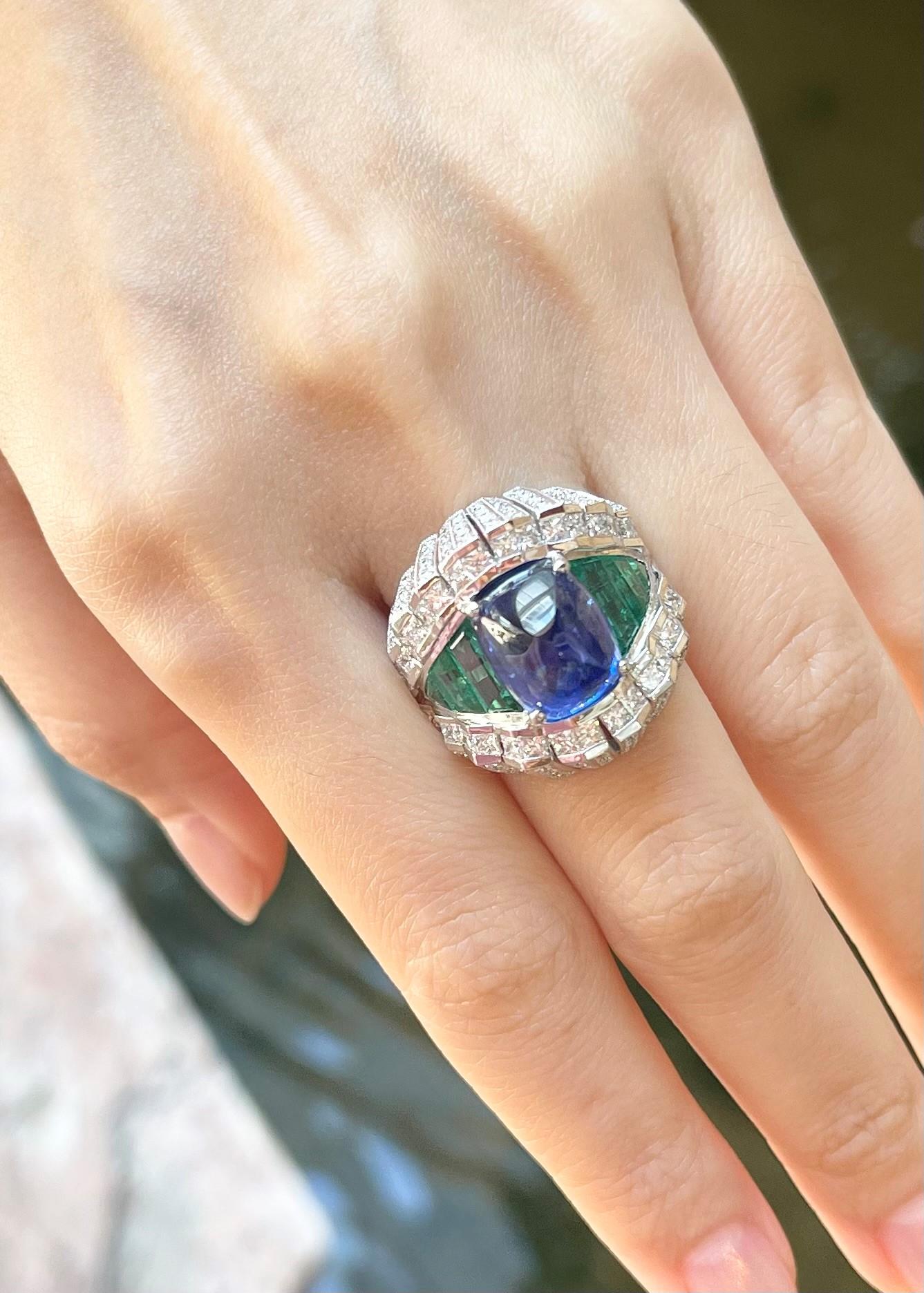 Ceylon Sugarloaf Blue Sapphire, Emerald and Diamond Ring set in 18K White Gold In New Condition For Sale In Bangkok, TH