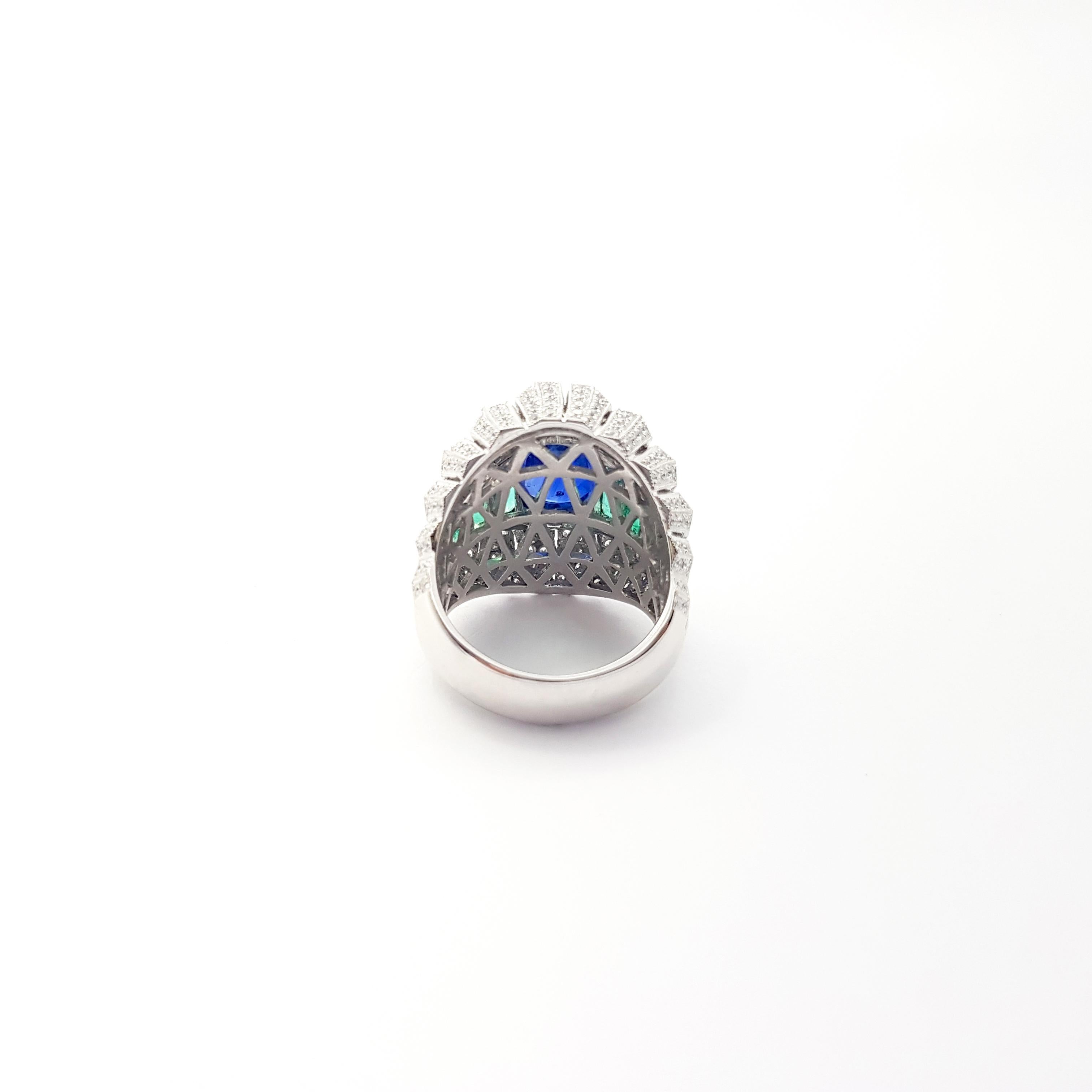 Ceylon Sugarloaf Blue Sapphire, Emerald and Diamond Ring set in 18K White Gold For Sale 2