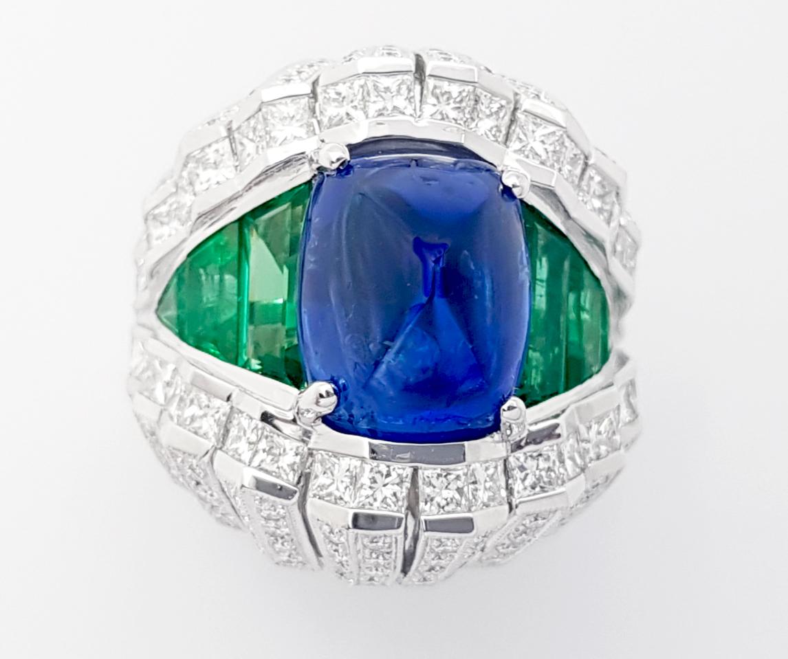 Ceylon Sugarloaf Blue Sapphire, Emerald and Diamond Ring set in 18K White Gold For Sale 3